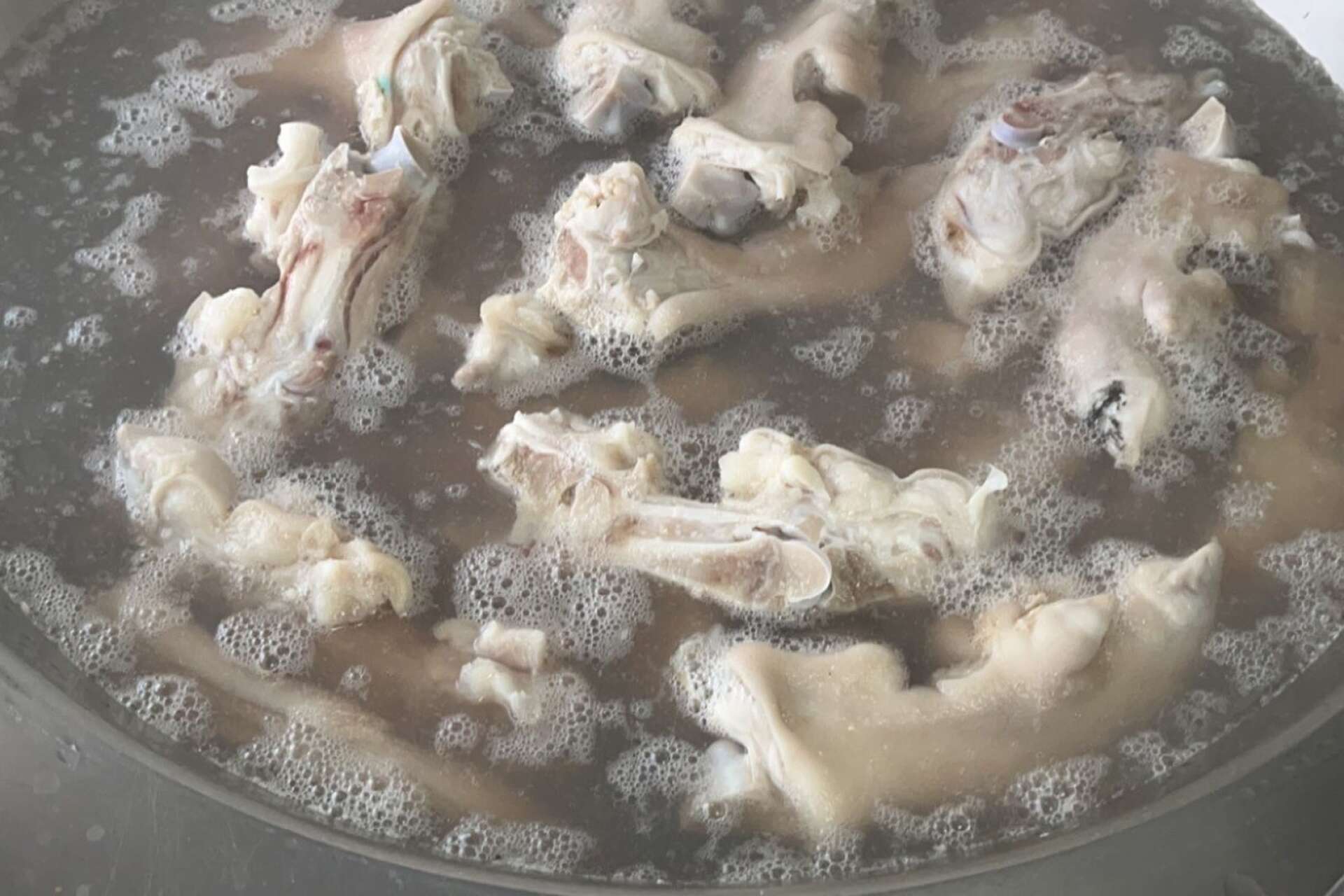 Tre timmar tar det för grisfötterna att kokas till ätbarhet. Sedan är det många som äter allt utom naglar och ben.