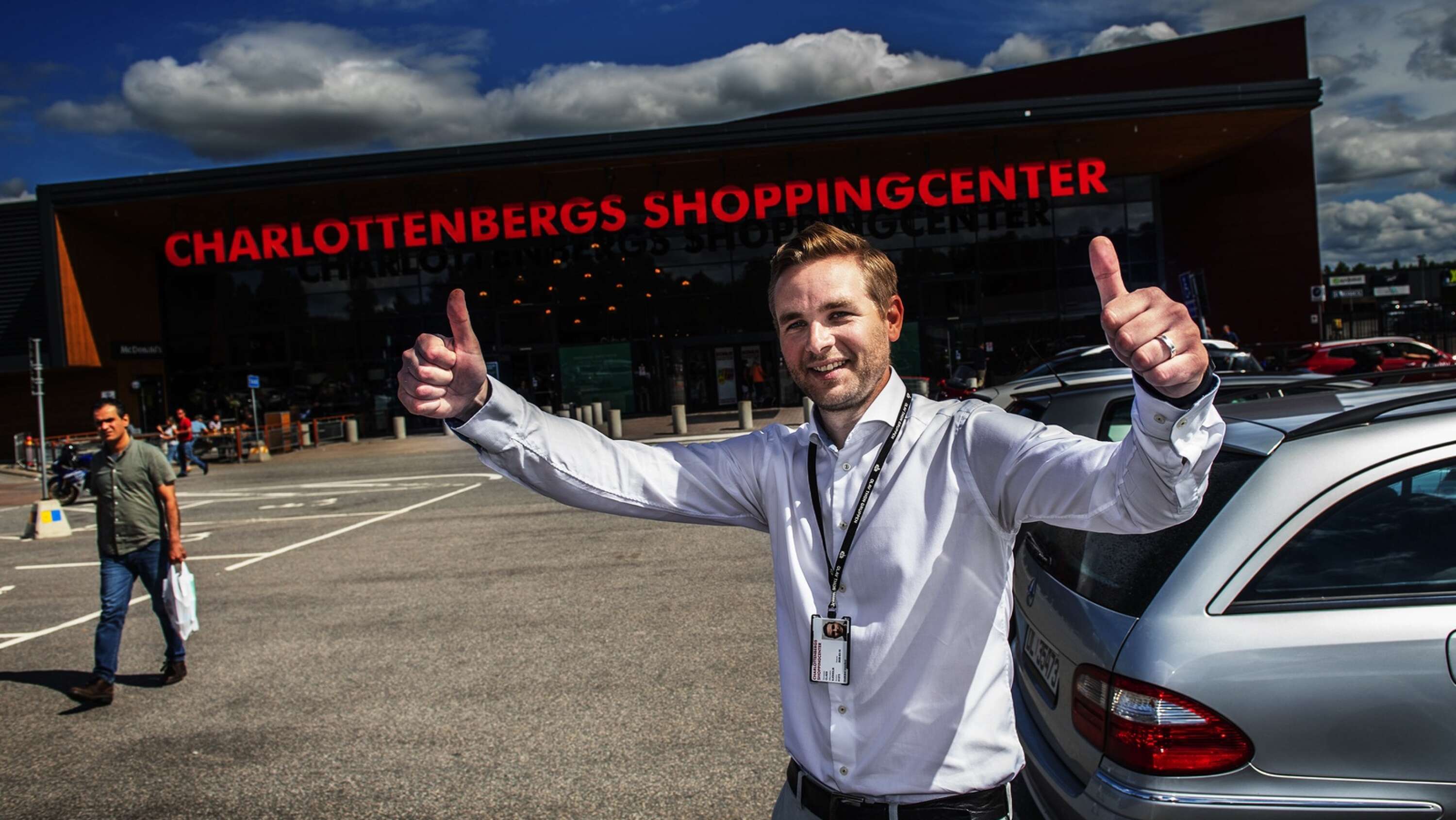 Claes Sjöholm, centerchef vid Charlottenbergs shoppingcenter gör tummen upp efter det norska beskedet om gränsöppning.