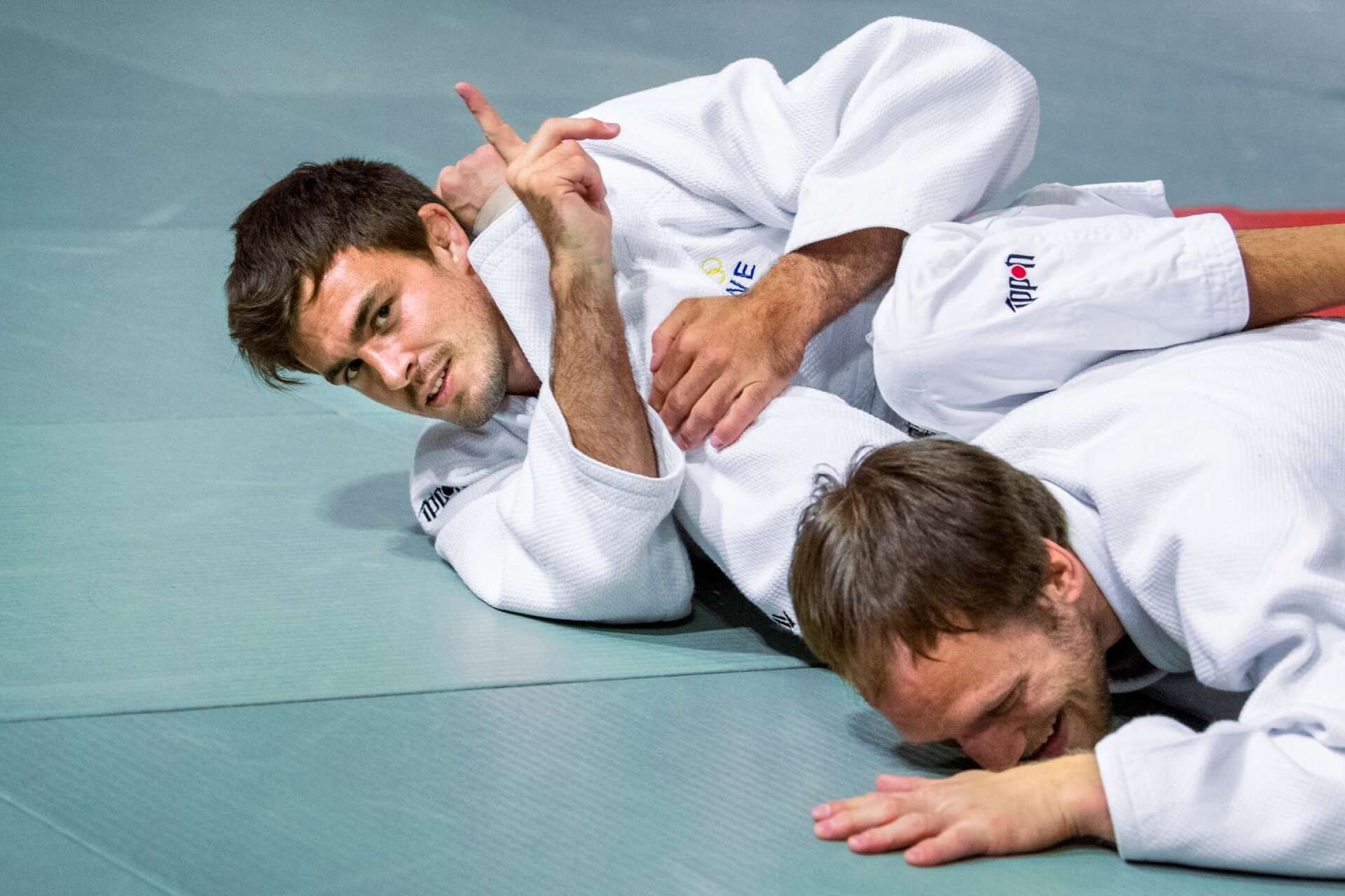 Tommy Macias, som tog den första svenska VM-medaljen i judo sedan 1986 i juni, spexar under OS-sommarens inledande läger på Bosön. 