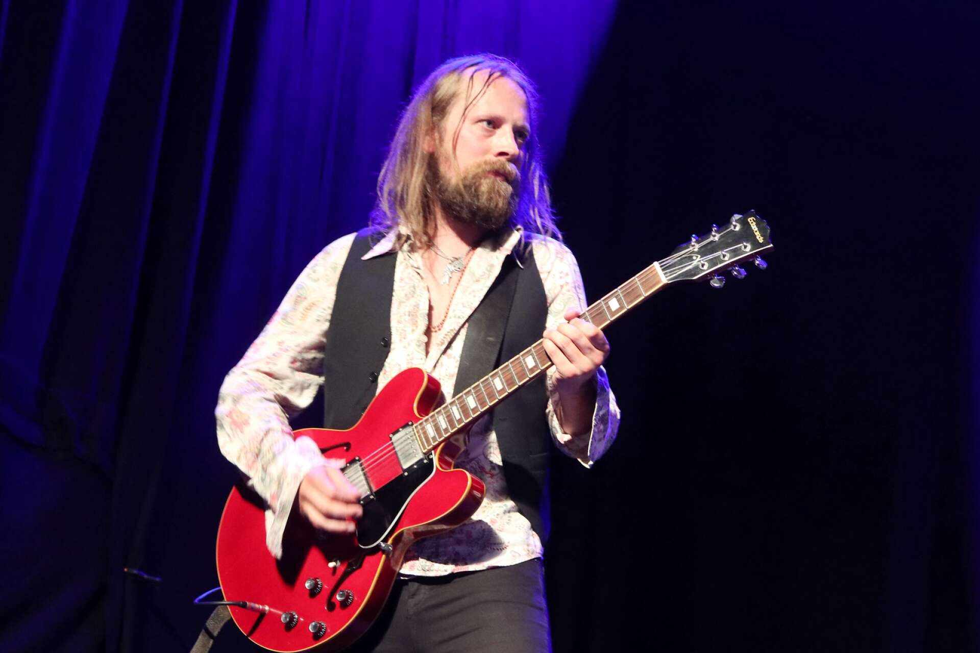 Matte Gustafsson på gitarr i Tove Gustavssons band.