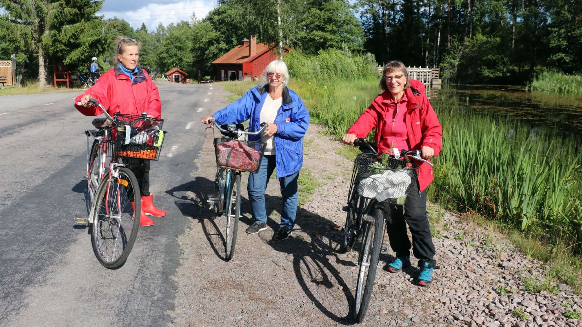Första cykelrundan för året lockade en hel del folk trots osäkert väder. Ewa Martinsson, Gunilla Almstedt och Lena Wennersten var redo för regn men det blev en solig tur.