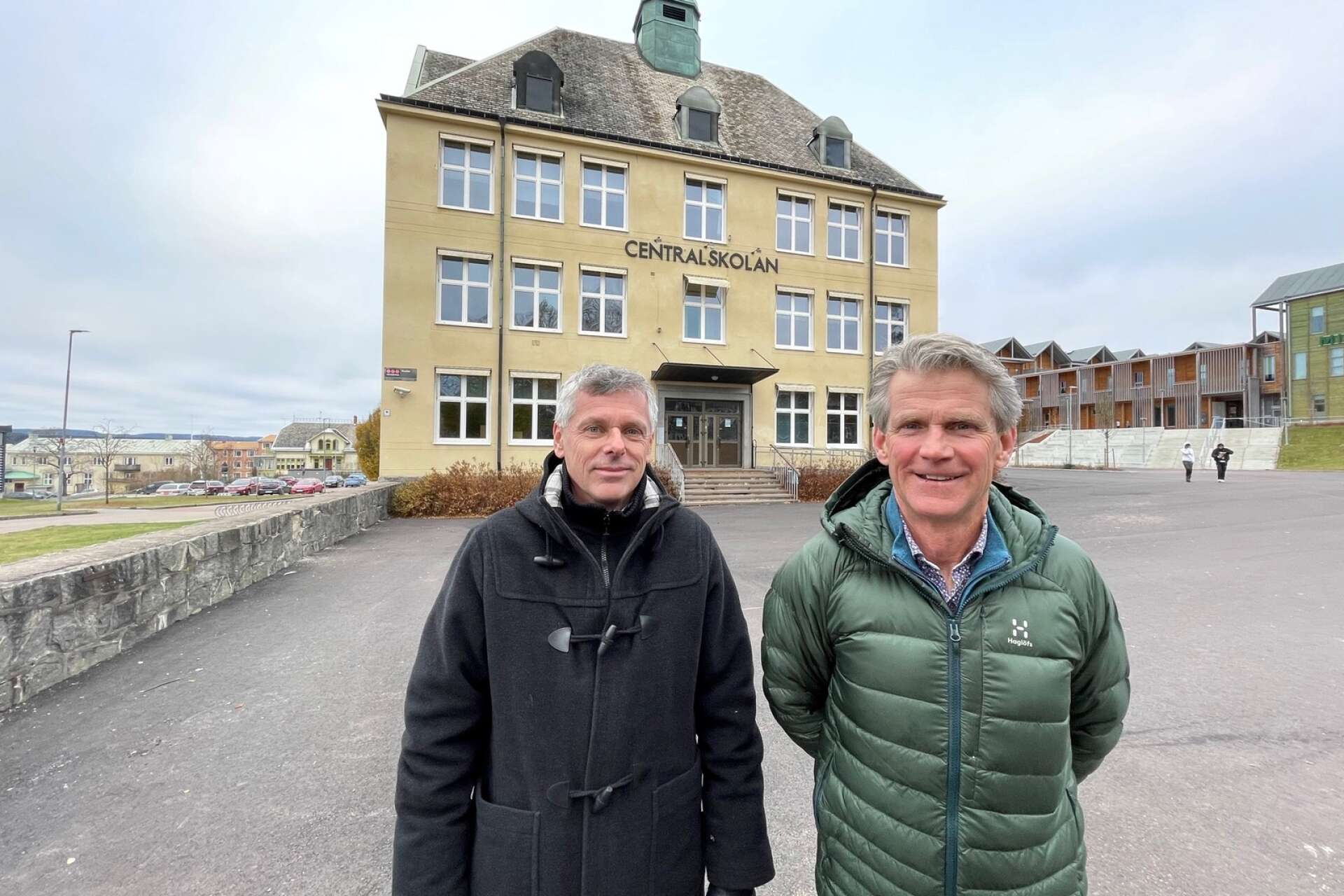Mikael Engstig, vd för Arvika Fastighets AB och Mattias Bäckman, Vika Real Estate, vid Centralskolan som ska bli hotell enligt de senaste planerna. 