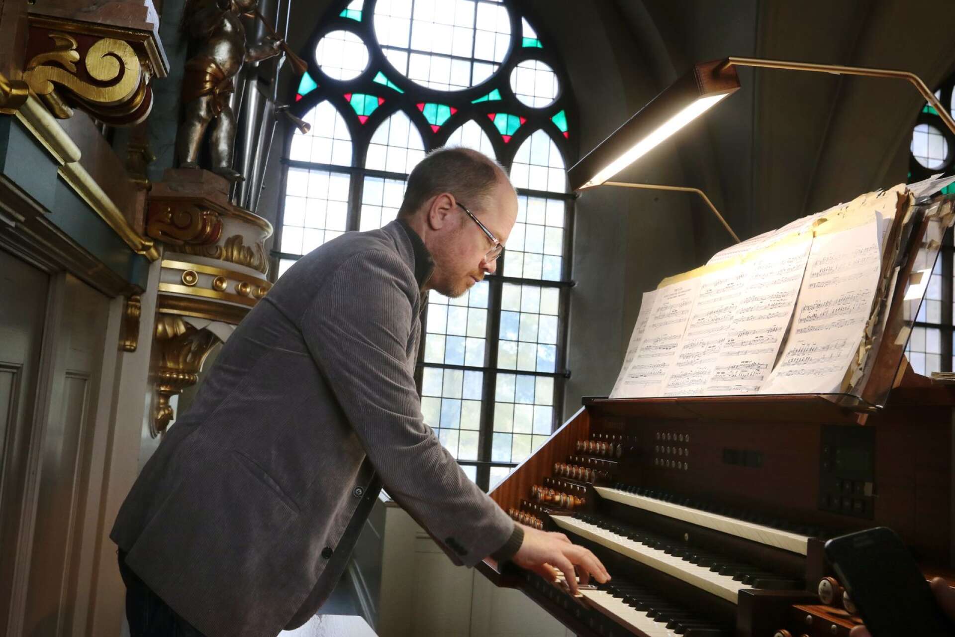 Kyrkomusikern Anders Börjesson har återigen gjort sin arbetsplats till inspelningsplats.