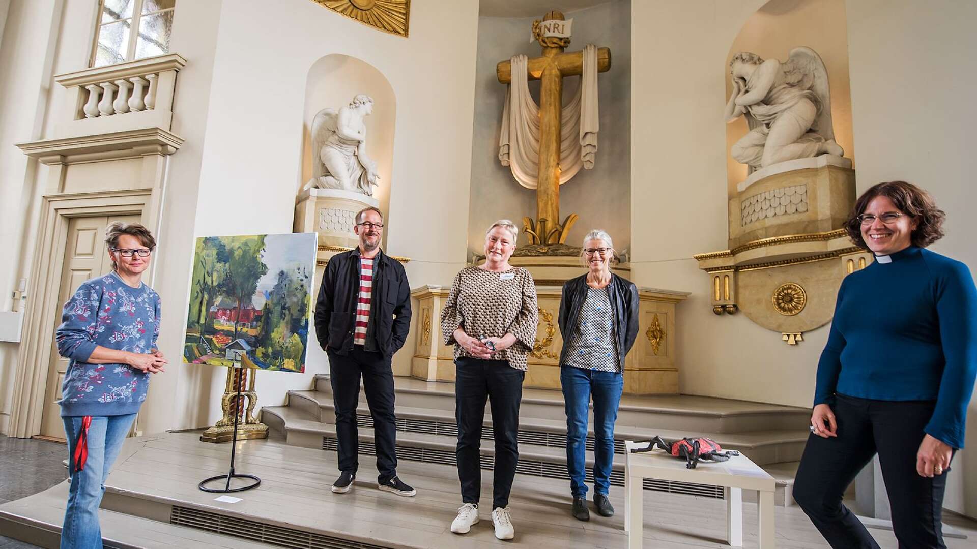 Annika Eriksdotter, David Tedfeldt, Pia Marie Wallén, Karin Lööf och Kristina Traulsen i koret där Tedfeldts målning och Lööfs stengods-bagge ställs ut under helgen.