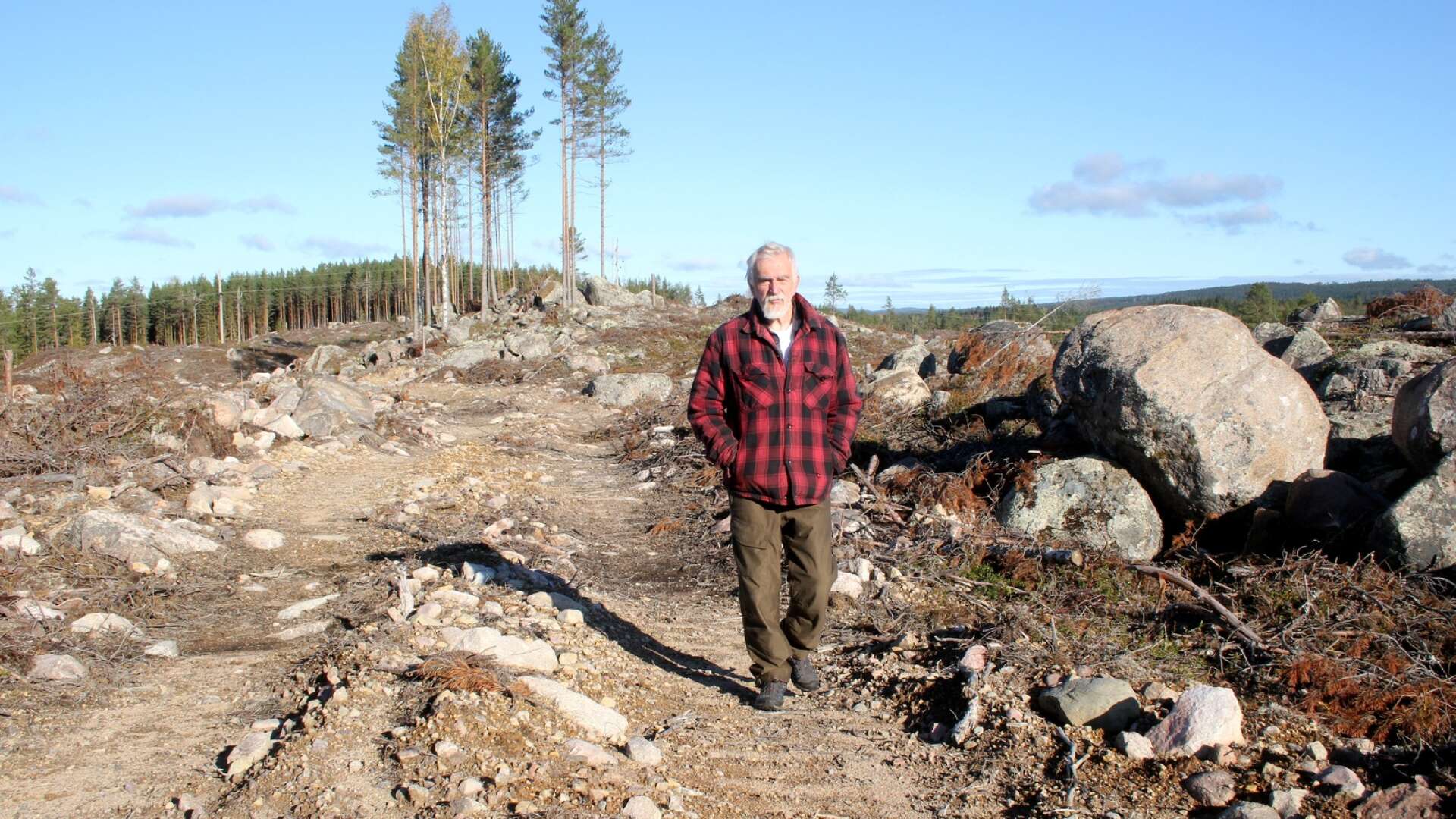 Sven-Erik Karlsson, mer känd som Zeke, har skrivit en bok om livet i skogen som inte längre är en skog. Nu belönas han med Värmlandslitteraturs debutantstipendium.