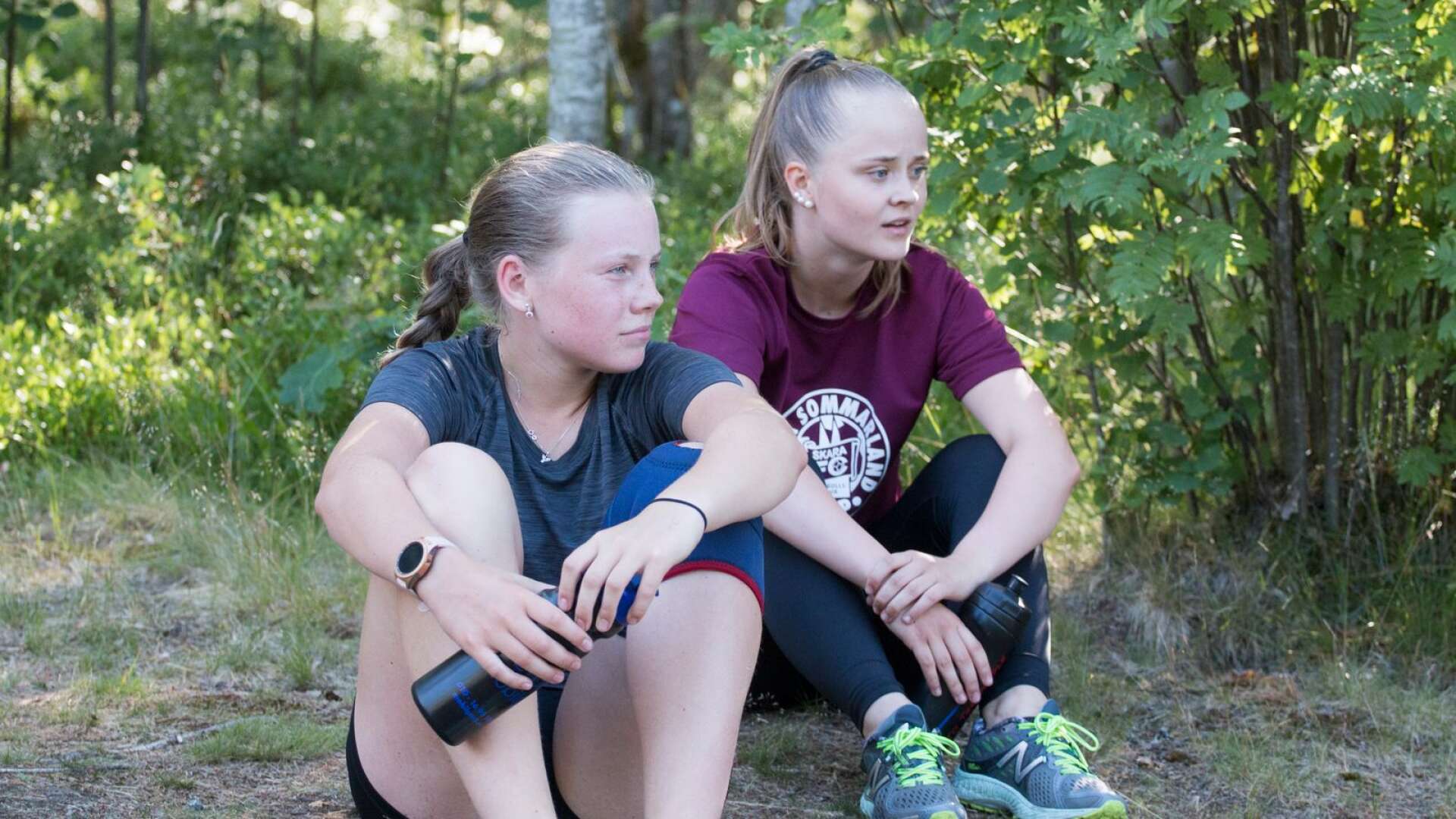 Amanda Minstedt, här till vänster om kompisen Wilma Helsing, imponerade i sin mångkampsdebut i Mälarspelen.