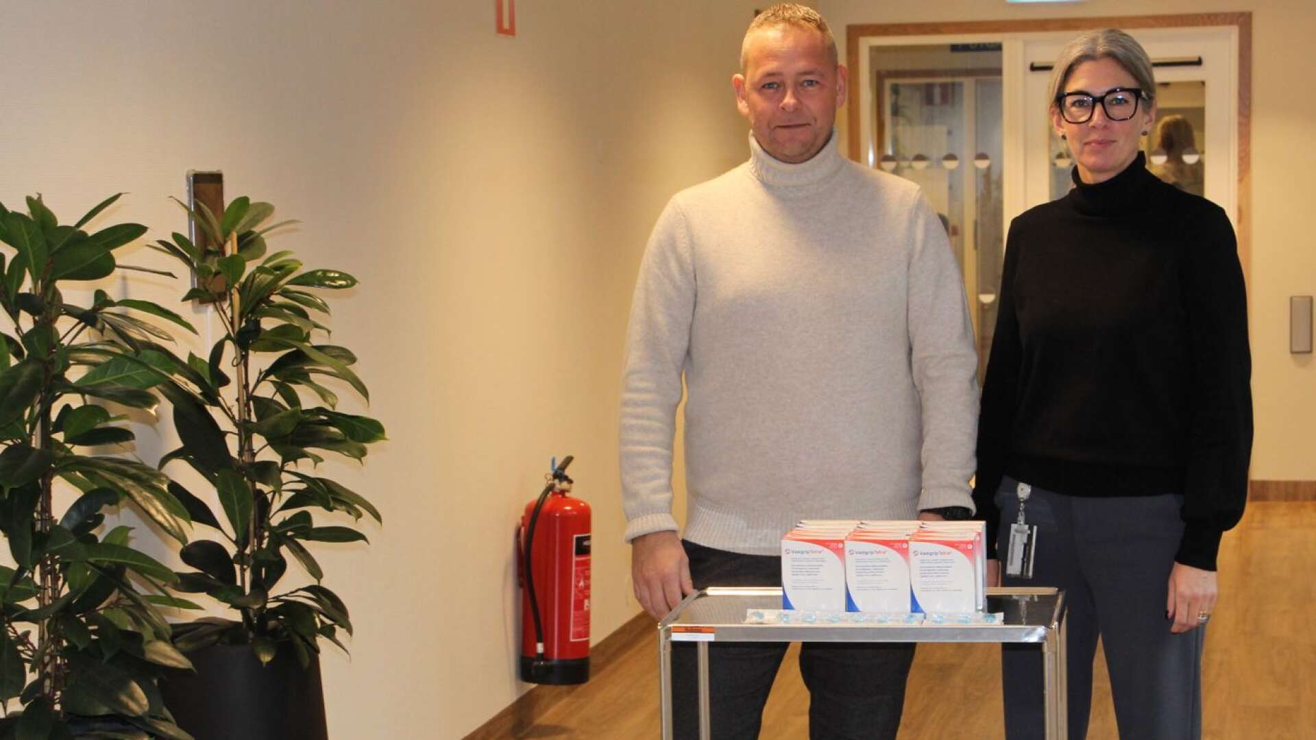 Johan Ahlqvist och Linda Paulsson, vaccinsamordnare, är redo för en vaccinationsvecka i Equmeniakyrkan.