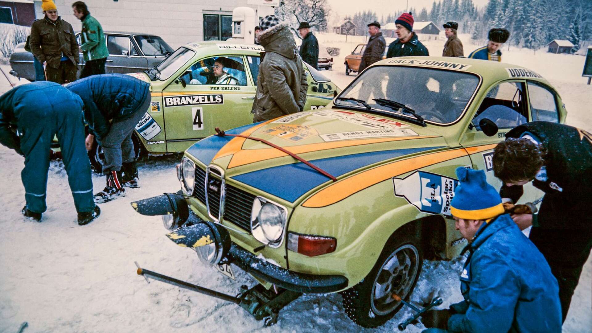 Värmland och bilsport är synonymt med varandra. Men vad är förklaringen till sportens starka fäste i landskapet? Det är en av frågorna som kommer att besvaras i VF:s artikelserie de kommande veckorna. I dag om legendarerna, och då bland andra Per Eklund på bilden ovan från Svenska rallyt 1975.