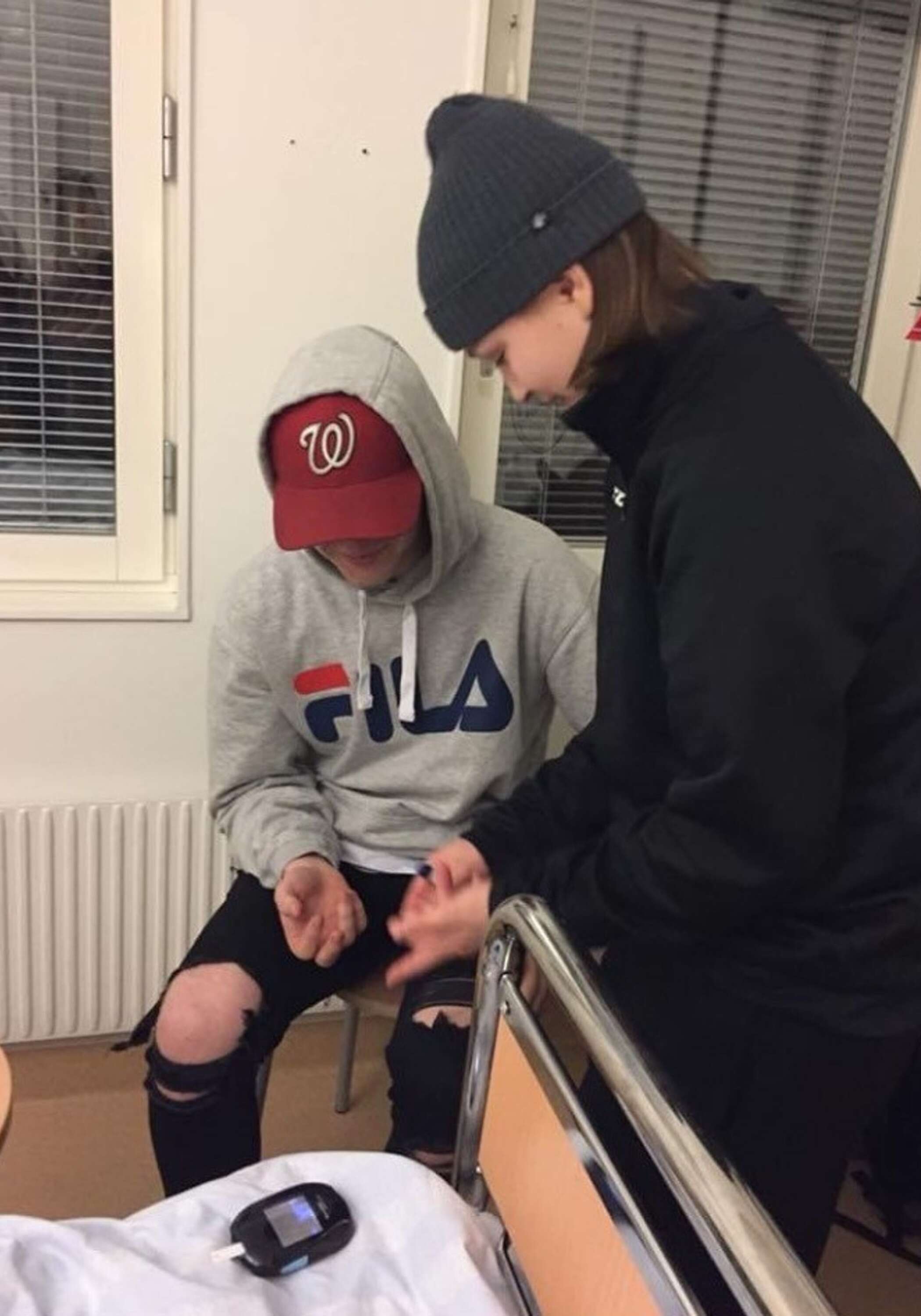 Jakob Frykholm (ishockeyspelare i Hällefors) kom och besökte Zeb på sjukhuset. Ett möte som var väldigt betydelsefullt. 