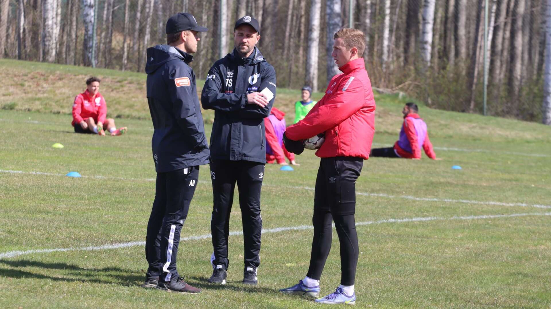 Tränarna Andreas Holmberg och Tobias Solberg hade individuella samtal med samtliga spelare under måndagsförmiddagen. Här med Erik Lindell.