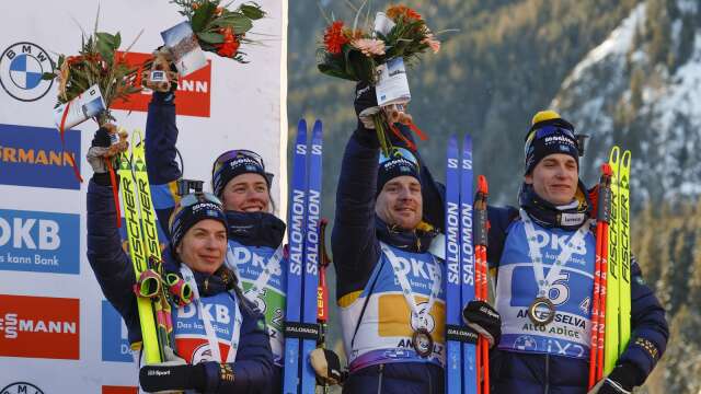 Anna Magnusson, Elvira Öberg, Jesper Nelin och Martin Ponsiluoma blev trea i lördagens mixedstafett i Hntholz.