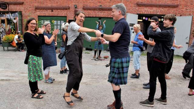 Föreläsaren och fermenteringsexperten Jenny Neikell blev Brian Ó hEadhras danspartner när Virginia Reel lärdes ut. Dansparet galopperar här fram medan Adam Csenko ropar ut instruktioner om dansturerna.