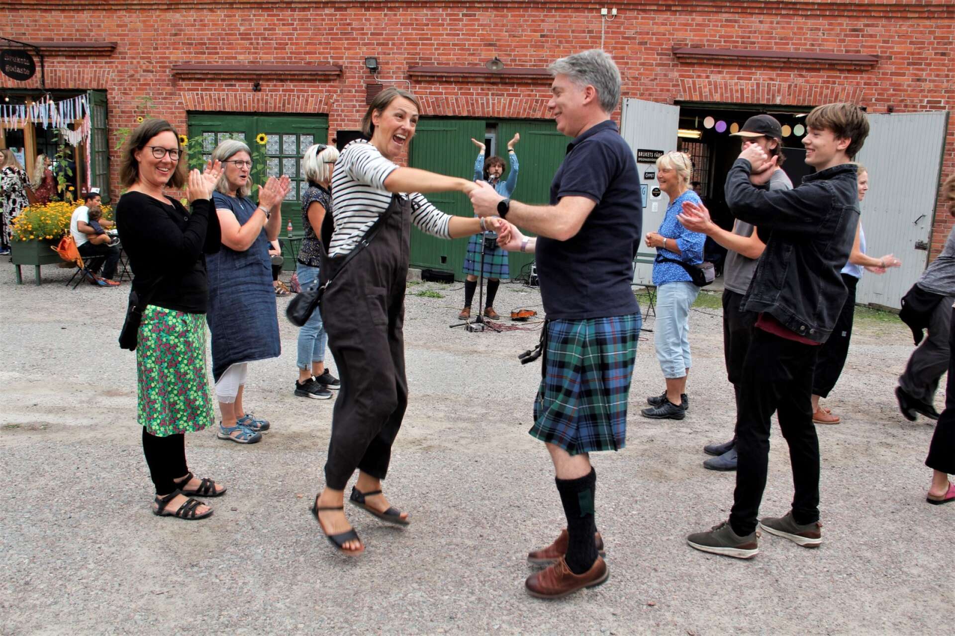 Mat- och kulturfestivalen Glupsk återuppstod i Fengersfors. Här blev fermenteringsexperten Jenny Neikell Brian Ó hEadhras danspartner när Virginia Reel lärdes ut på gårdsplanen.