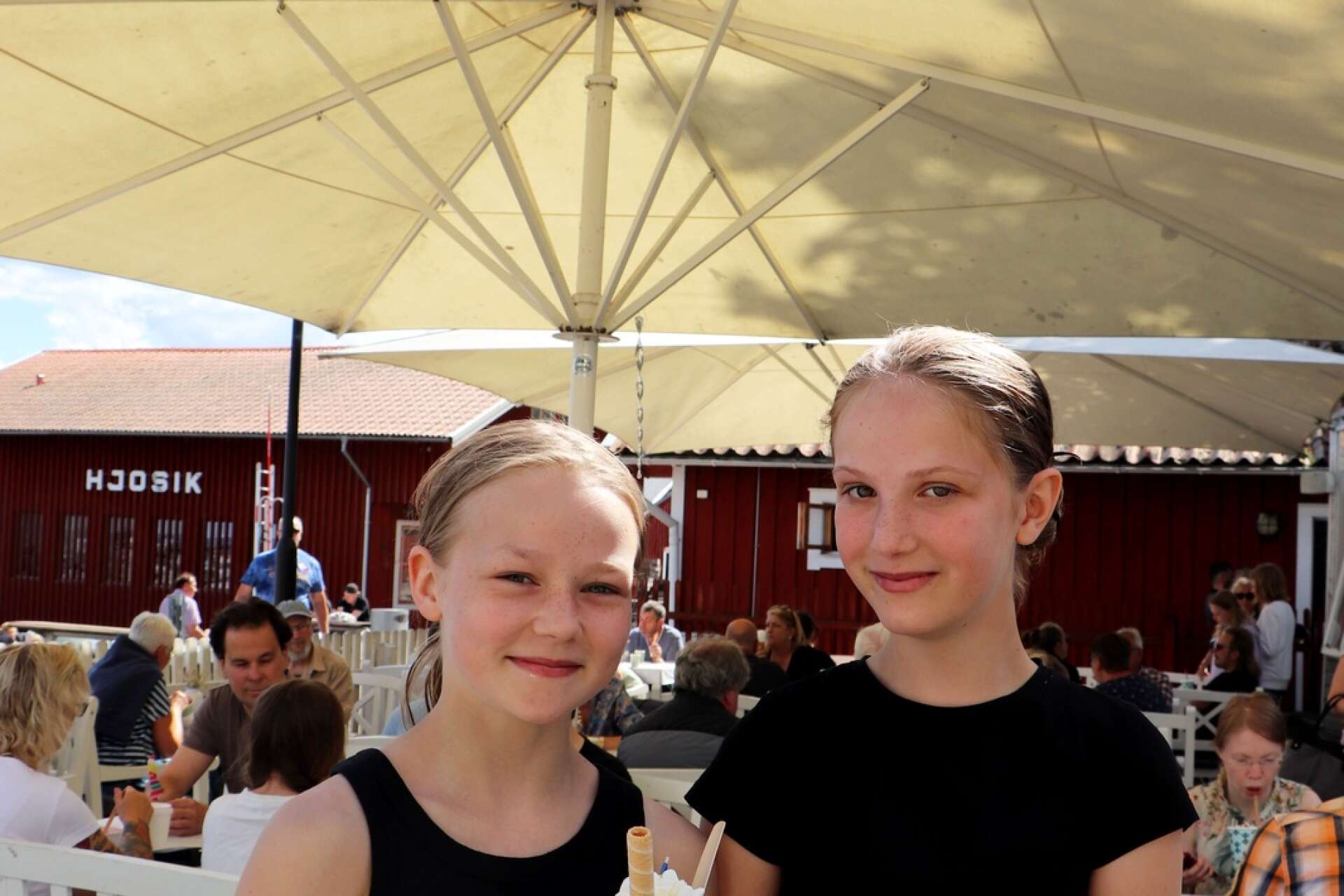 Evelina Stjerna och Tindra Jakobsson Skoglund gillar att äta glass.