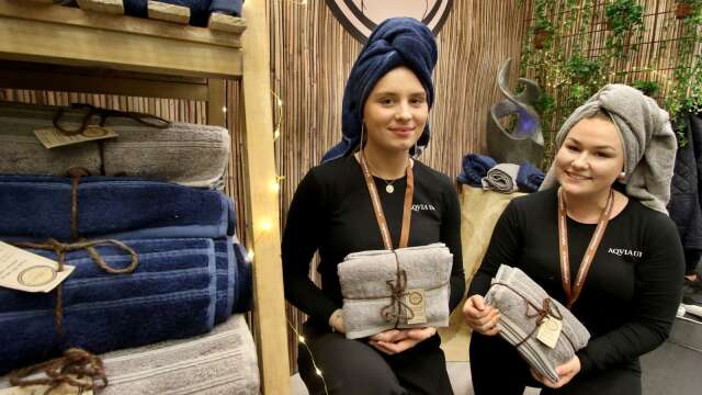 Emma Ringkvist och Frida Thim säljer miljövänliga handdukar av bambu i sitt UF-företag.