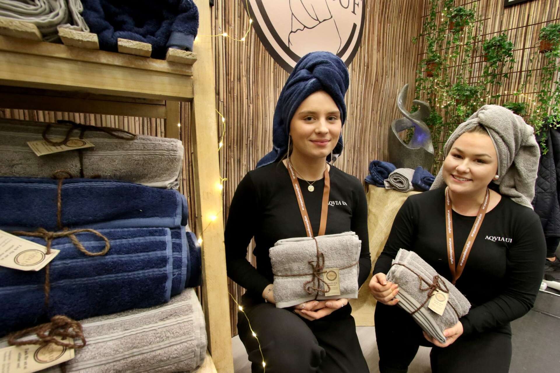 Emma Ringkvist och Frida Thim säljer miljövänliga handdukar av bambu i sitt UF-företag.