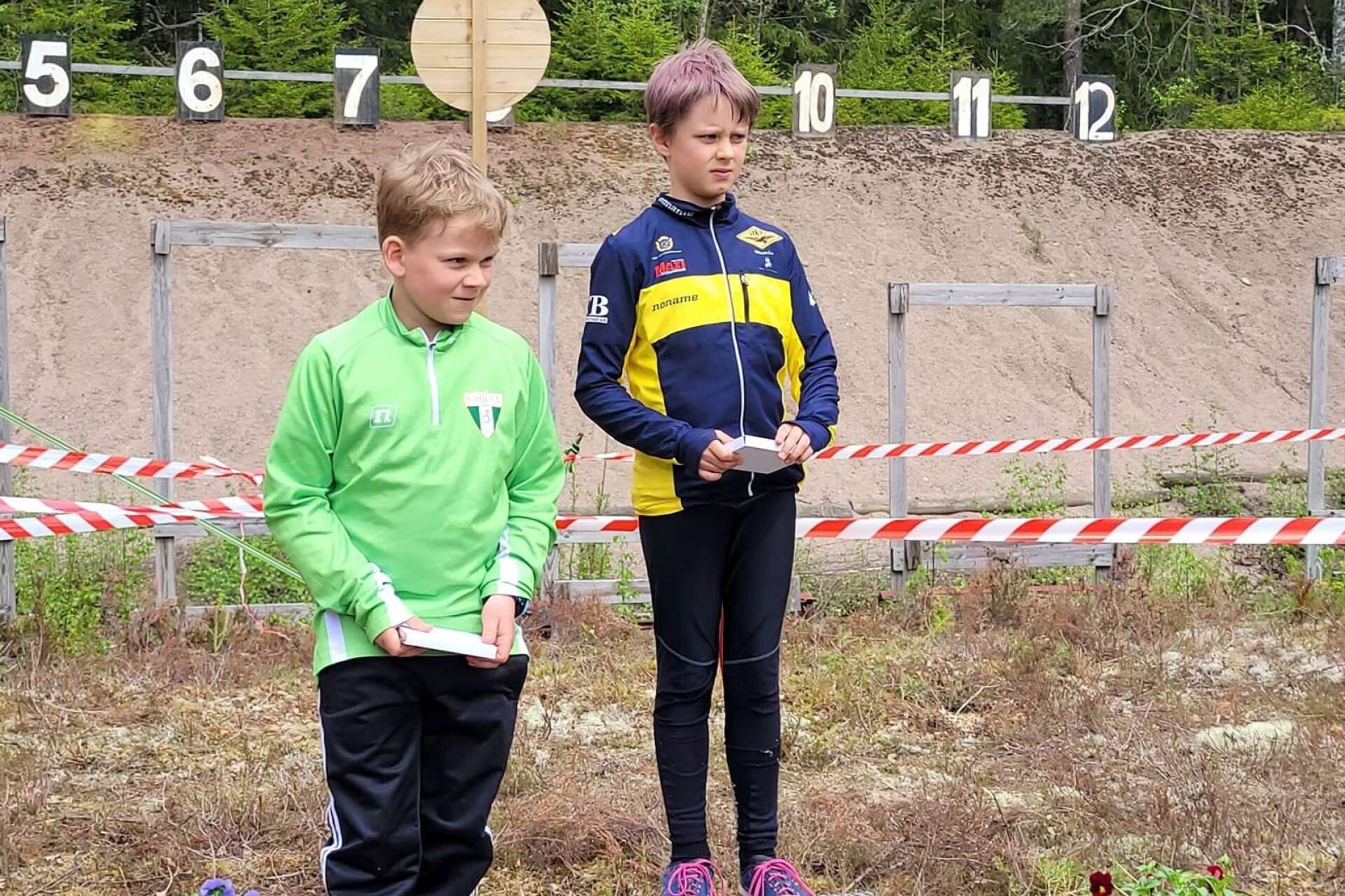 Erik Lindqvist Österlund från OK Djerf fick kliva upp överst på prispallen efter sin seger i pojkarnas 10-årsklass.