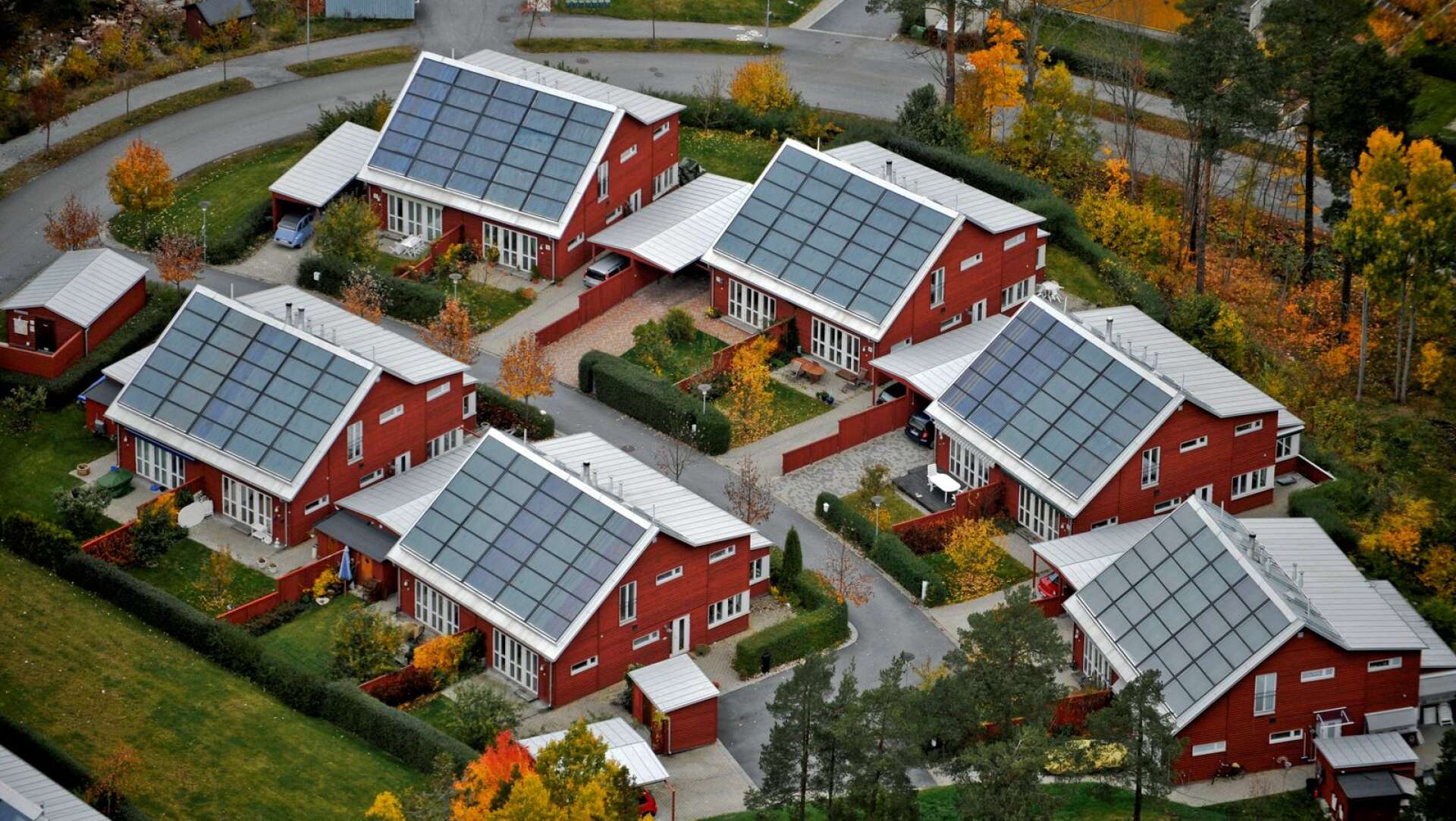 Solpaneler på taket är ett bra sätt att producera fossilfri el.
