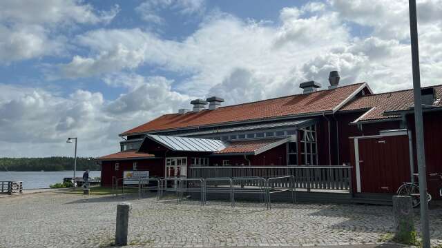 Det blev stökigt ute på Hamngatan i Åmål i samband med att studentfesten pågick inne på Dalslands Skafferi.