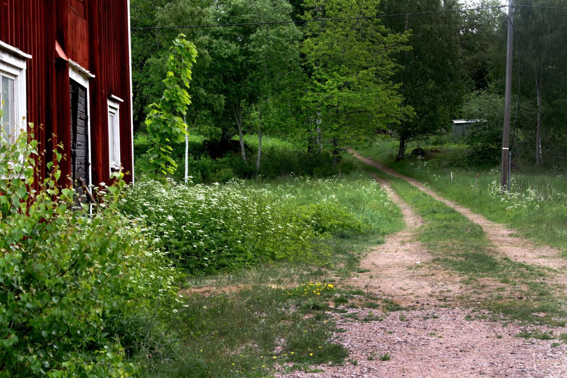 Vid ladugården går vägen som ledde till granngården Spirhult, som finns omnämnd i jordeboken redan 1636. Den gården är borta nu.