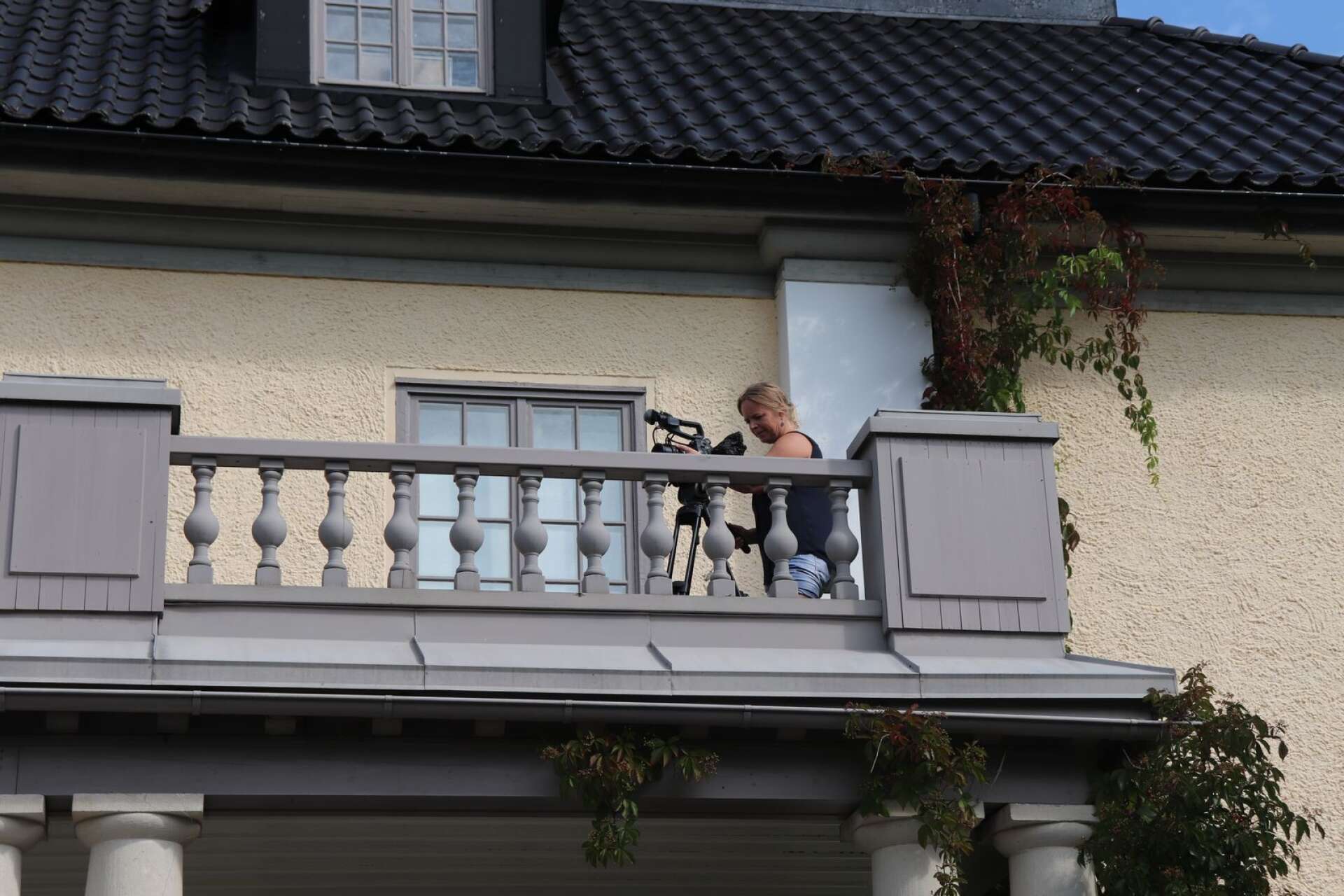 Fotografen Gro Pedersen Westgård filmar från balkongen på Mårbacka.