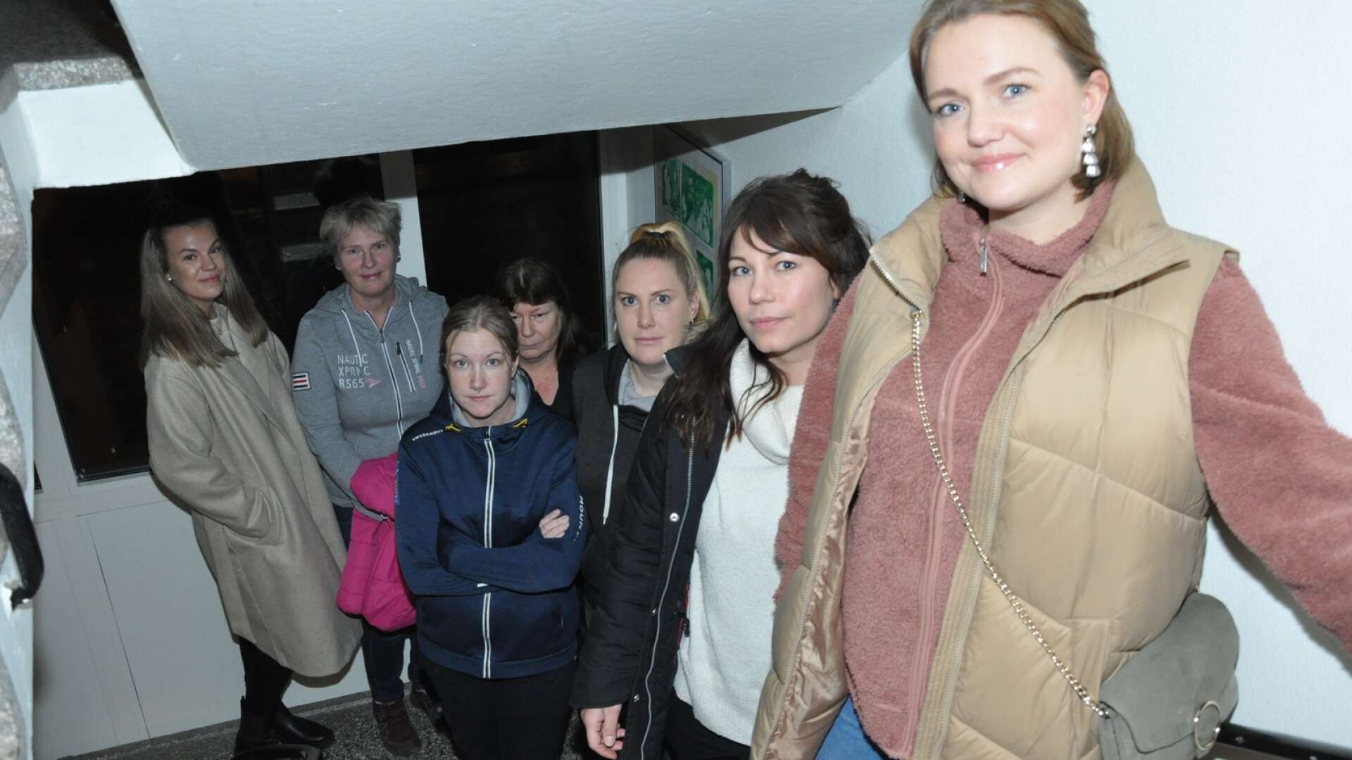 Hemtjänstpersonal i Bengtsfors kommun protesterar mot dåliga arbetsvillkor. På bilden syns Linda Eriksson, Madeleine Olsson, Camilla Gustafsson, Sirkka Johansson, Emma Löf,  Anna Charlotte Dollbring och Rebecka Kall.