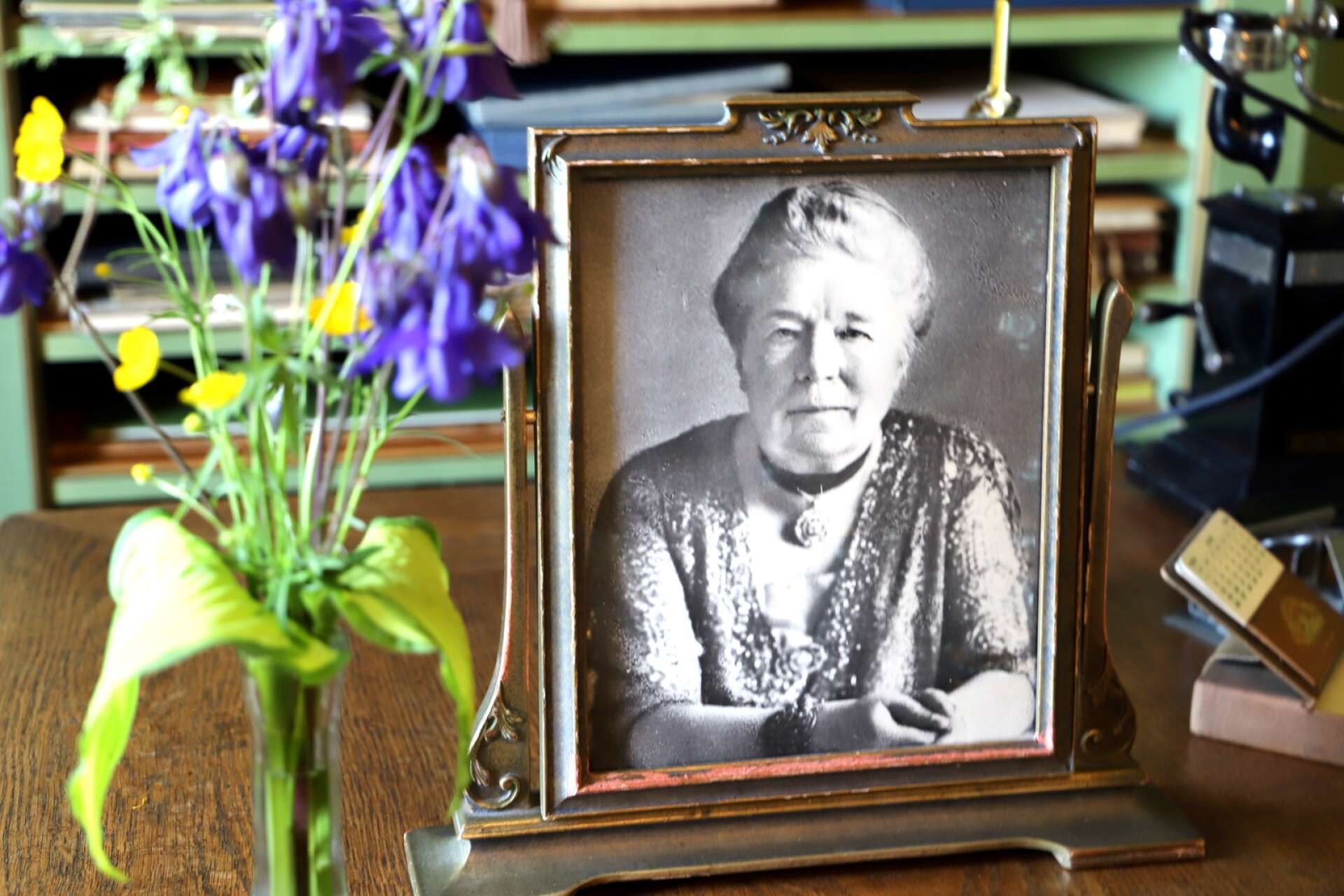 Selma Lagerlöf på ett porträtt på skrivbordet i hennes arbetsrum på Mårbacka.