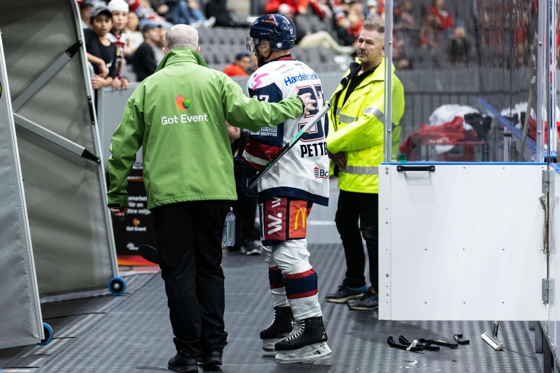 Jesper Pettersson lämnar isen efter att ha fått matchstraff under matchen mot Frölunda. 