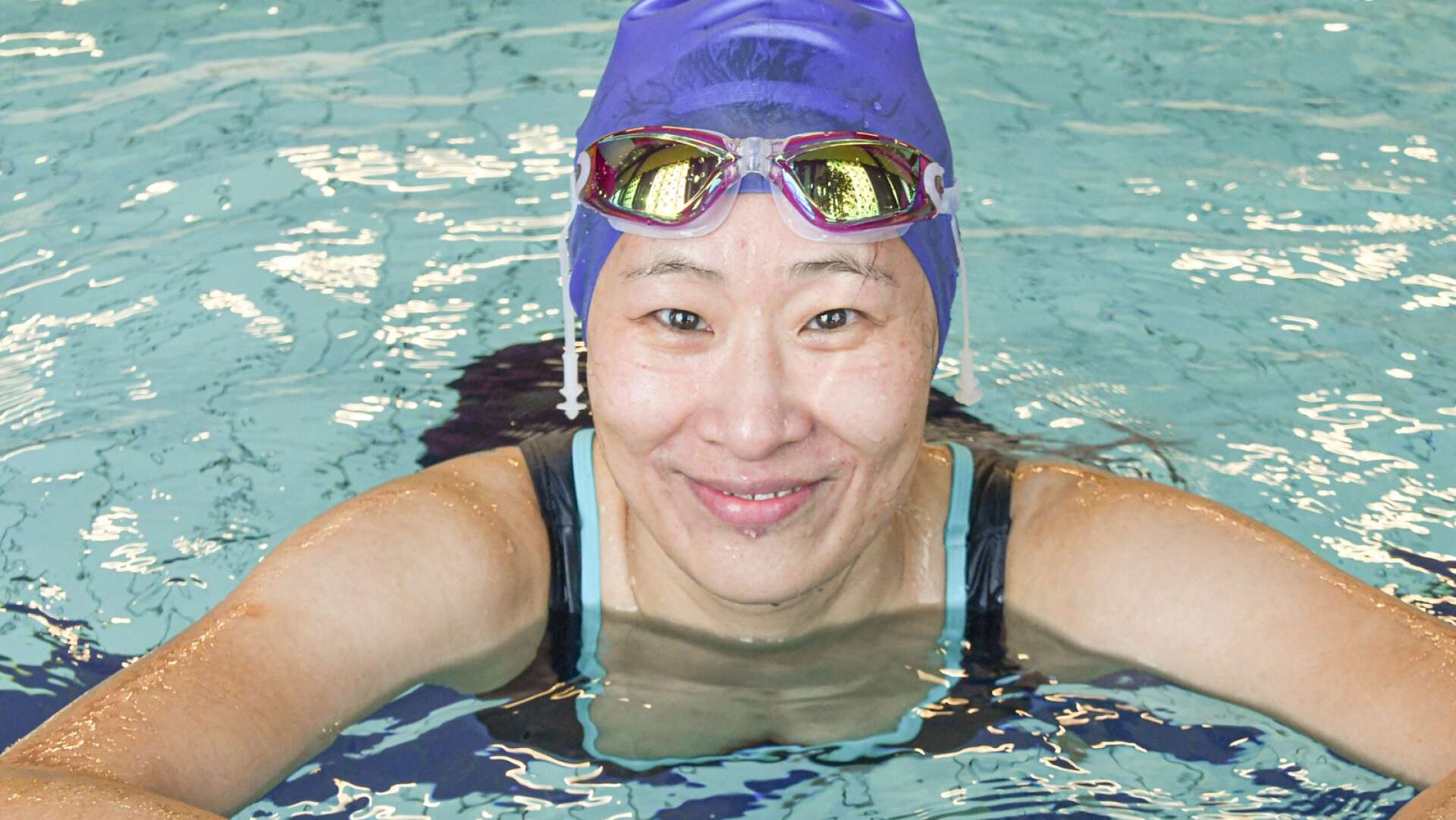 Som barn hemma i Kina vågade Lu Haiqing aldrig lära sig simma, men nu i vuxen ålder tar hon mod till sig tillsammans med föreningen Beslutsamma kvinnor. 