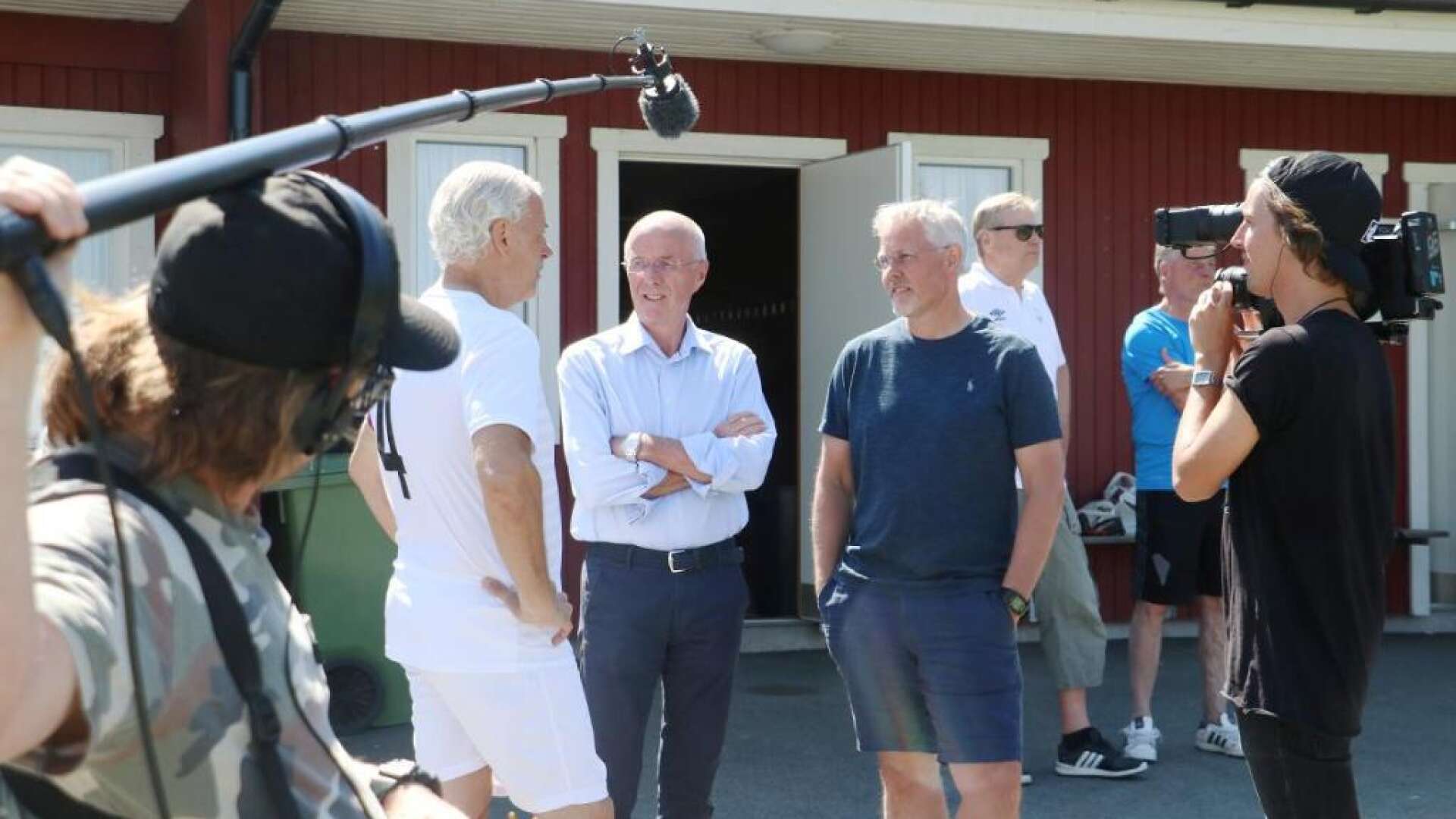 Sven-Göran Eriksson i samspråk med Glenn Hysén och IFK Åmåls dåvarande tränare Conny Johansson framför tv-kameran i samband med en välgörenhetsmatch inför storpublik på Örnäsvallen 2018.