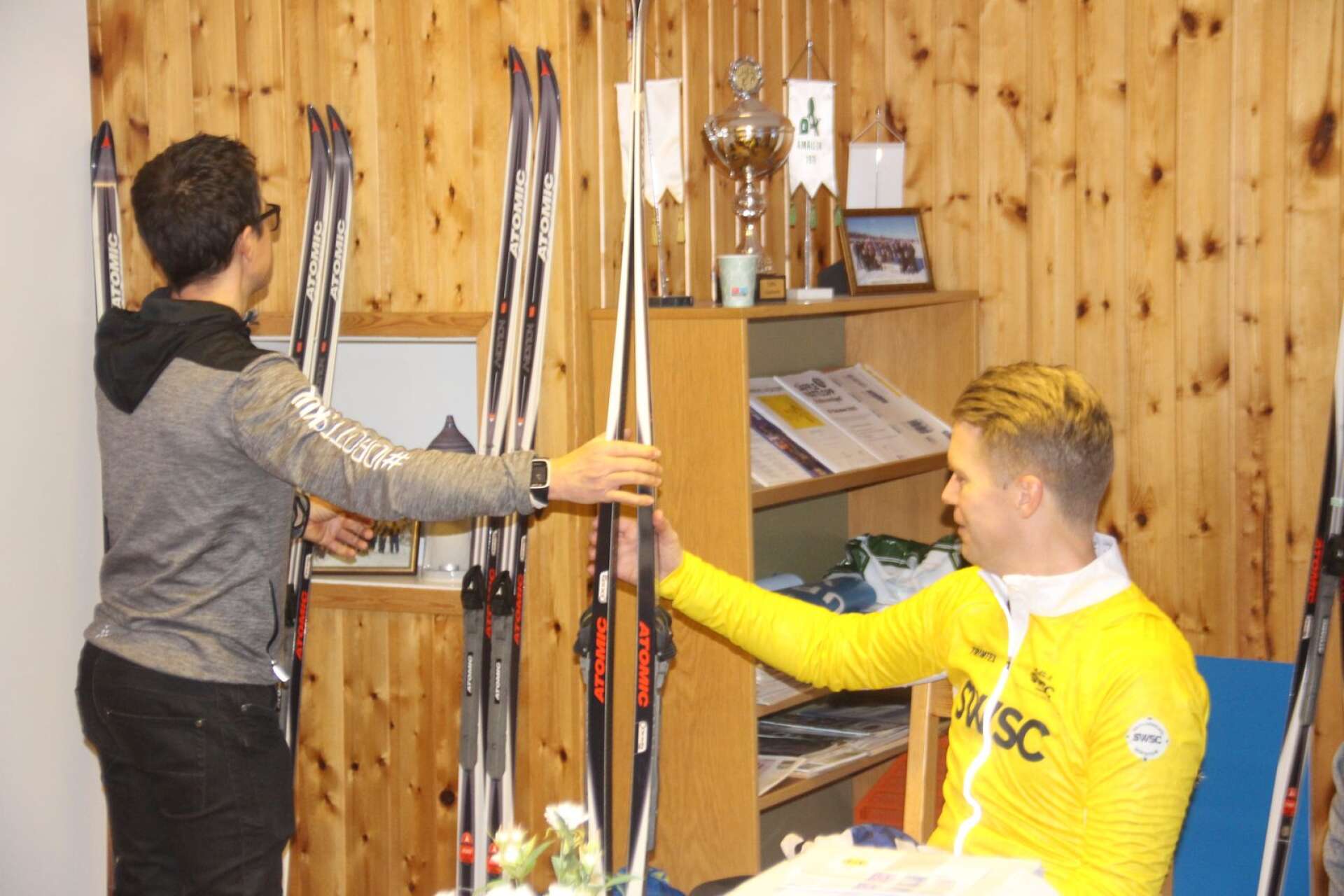 Tävlingsledaren Freddan delade ut skidor i passande längd till deltagarna. 
