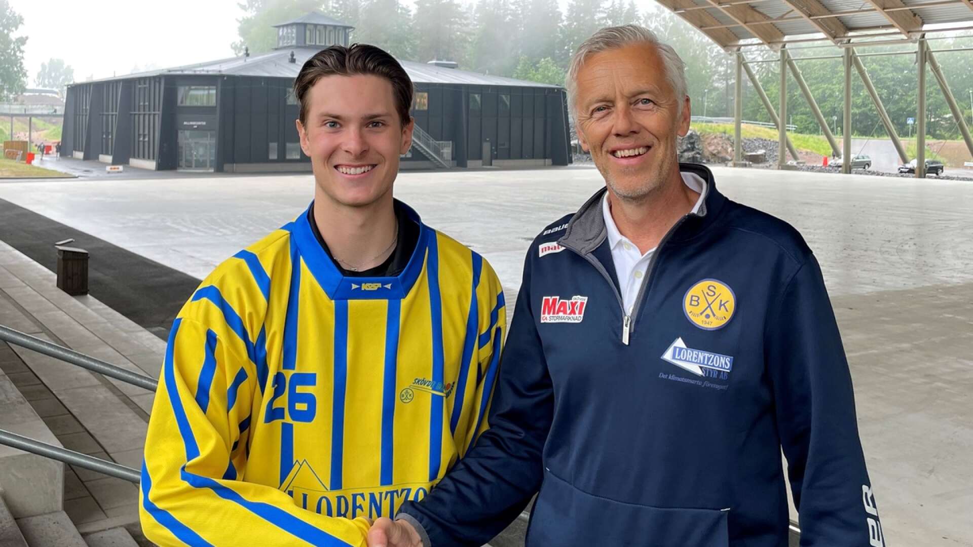 Nyförvärvet Axel Herre med sportchefen Magnus Dagman.