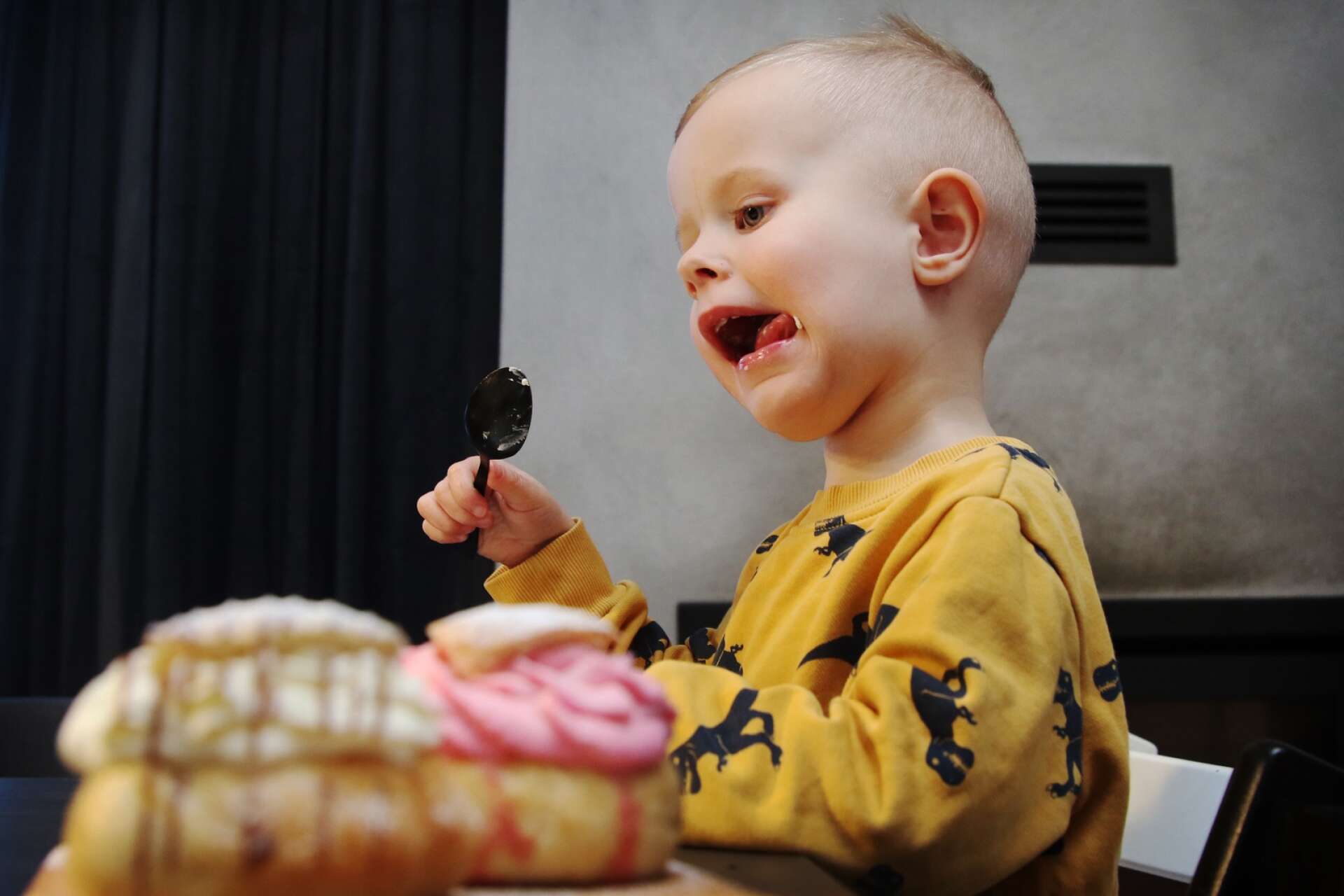 Vilton, 3, gillar vaniljfyllningen bäst. Mamma Mikaela Wedin håller med, men även mandelmassa har varit efterfrågat bland hennes fettisdagskunder.