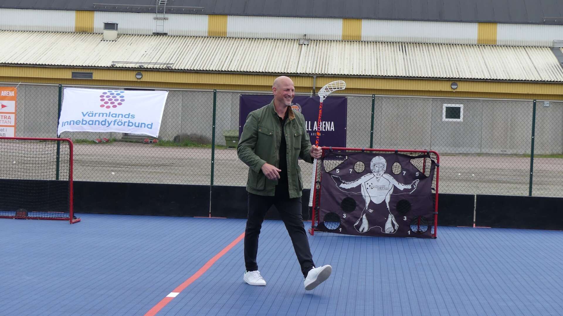 Under fredagen var den officiella invigningen av Säffle Floorball Arena. Markus Bäckström invigde planen med ett skott på mål.