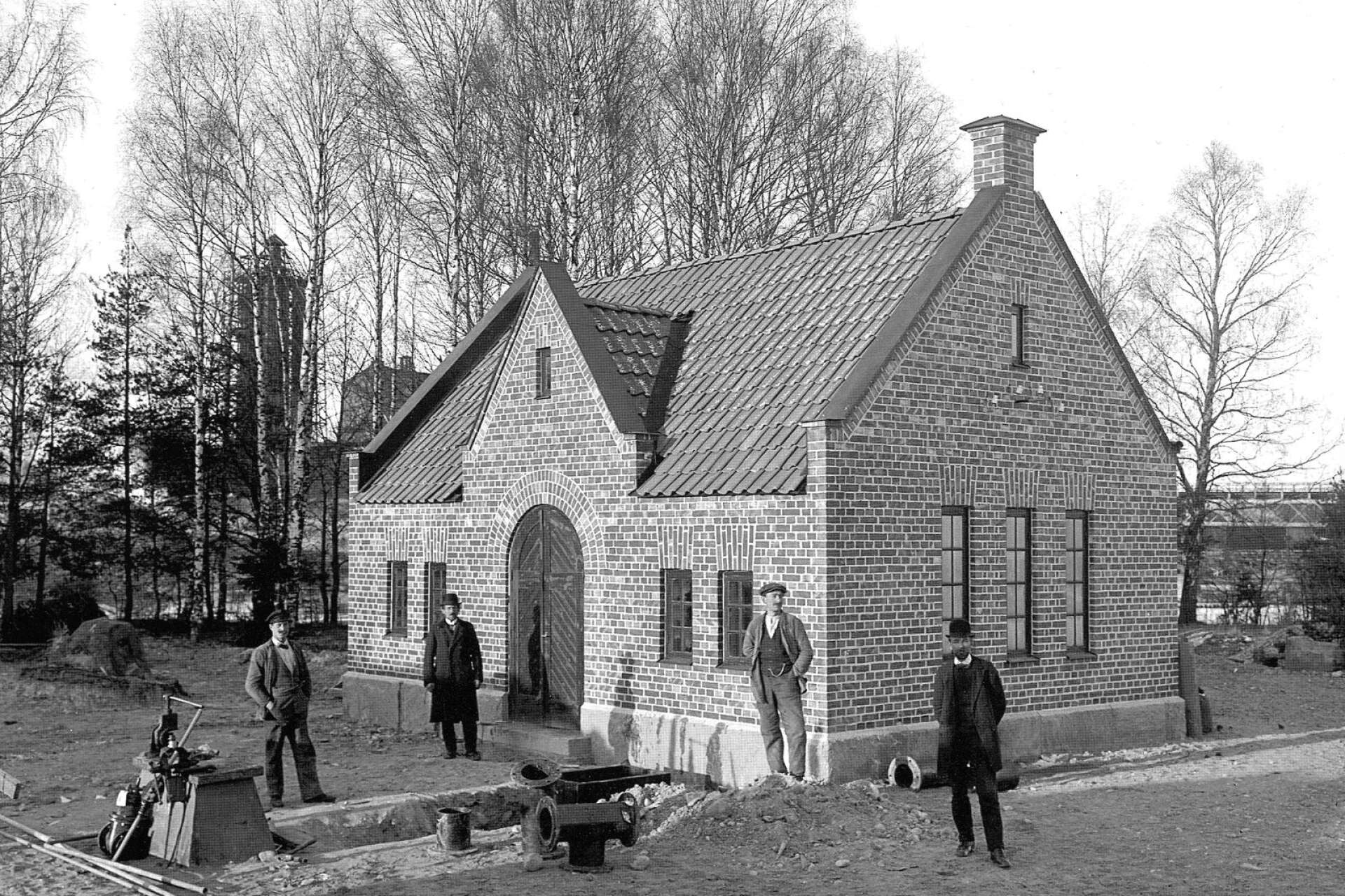 Säffles första vattenverk byggdes på Rolfserudsholmen. Det stod färdigt 1914. Därifrån pumpades vatten till det nybyggda vattentornet, som kunde tas i drift i början av 1915. Av byggnaden på Rolfserudsholmen återstår i dag bara delar av grunden. 