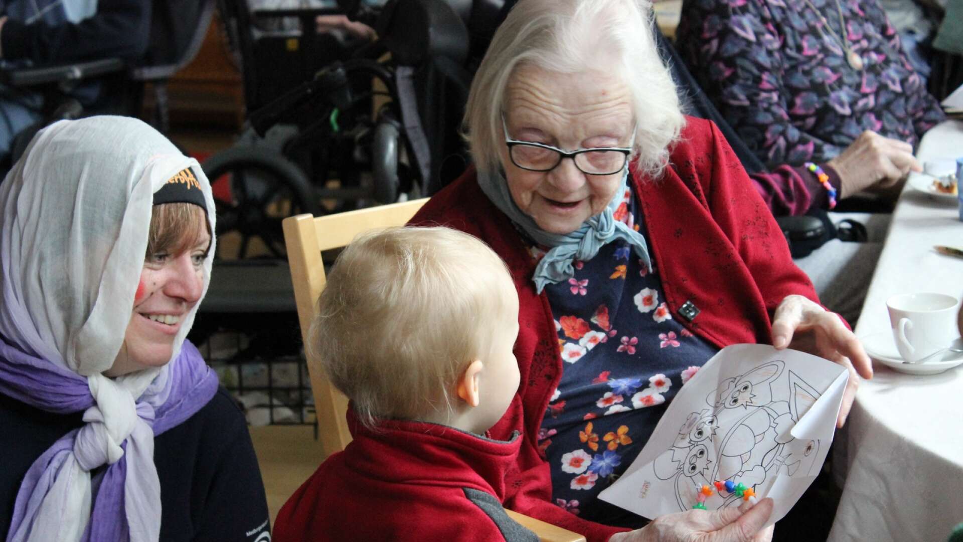 Förskolan Kullerbyttan besökte Björkbacken med påskbrev på skärtorsdagen. Britta fick ett armband som ett av barnen gjort.