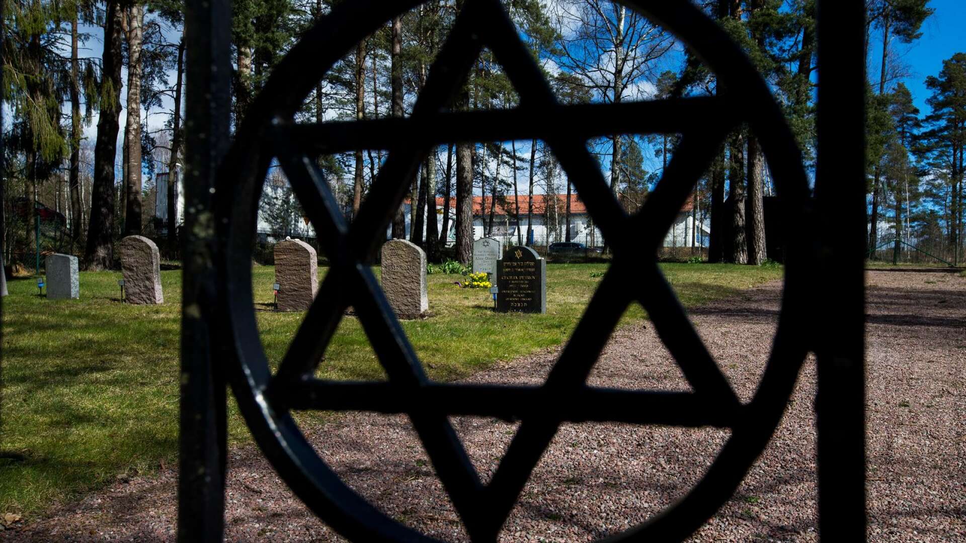 På Mosaiska begravningsplatsen i Karlstad finns flera gravar där offer för Förintelsen vilar.