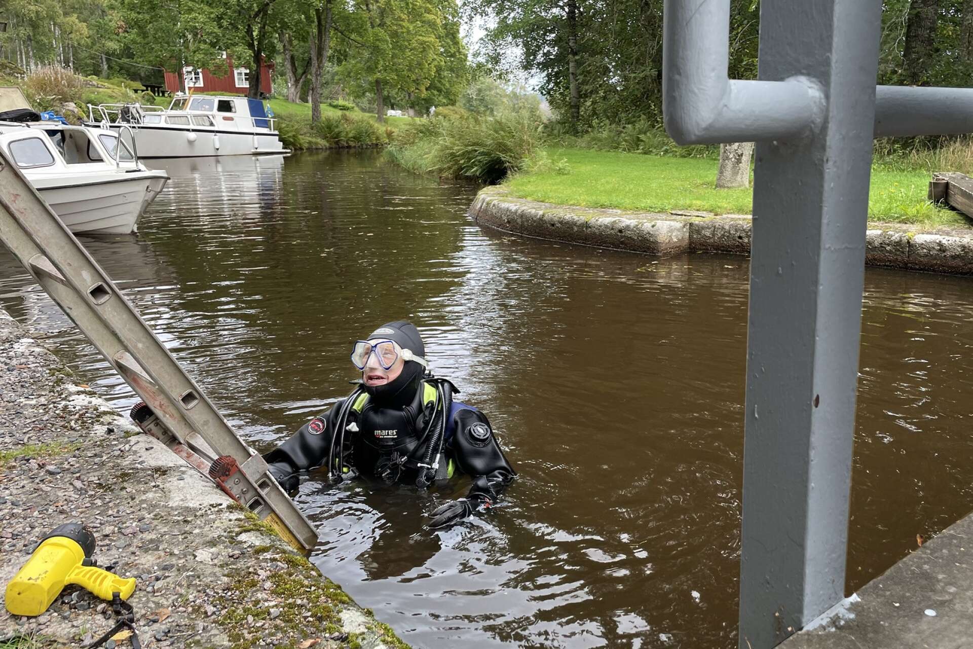 Medlemmar från Filipstads dykarklubb försökte utan framgång att lossa stocken som fastnat.