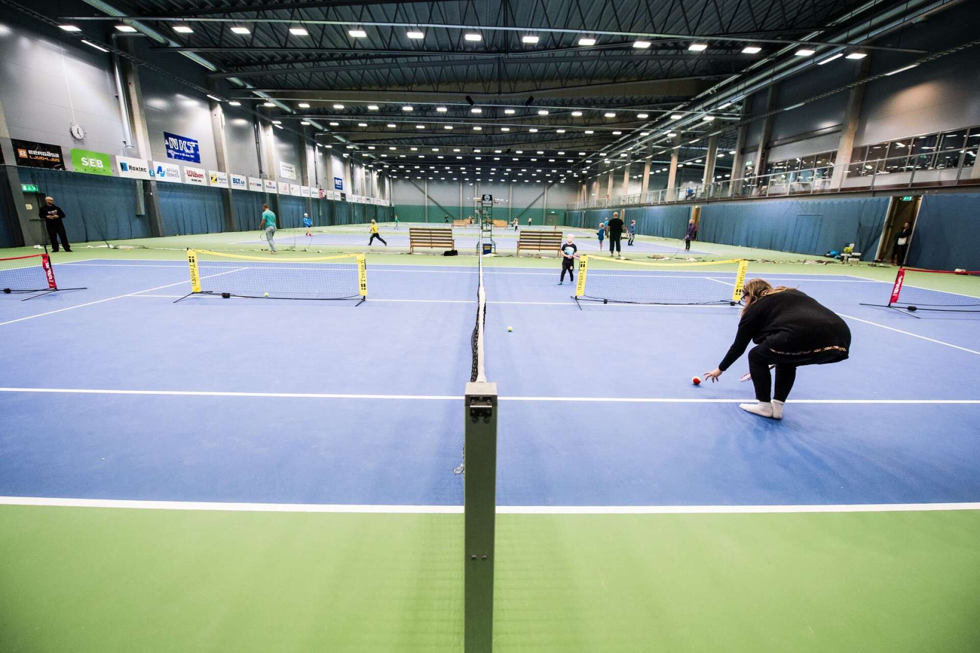 170930 Karlskrona tennishall under idrottens dag på Rosenholm. Det finns en oro bland landets idrottsföreningar för att hallar och anläggningar kommer att stängas i vinter. Foto: Bildbyrån
