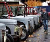 Under många köpte en man från Karlstad på sig mängder med fordon, bland annat 14 Ferguson-traktorer, så kallade Grållar. Nu har Auktionsverket i Karlstads ägare Peter Pettersson fått uppdraget att sälja samlingen.