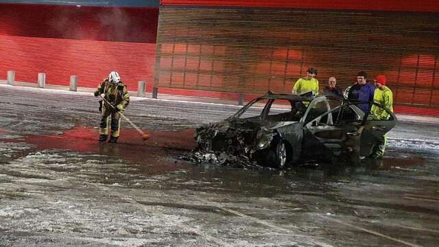 Bil brann upp på parkeringen utanför Charlottenberg köpcenter.