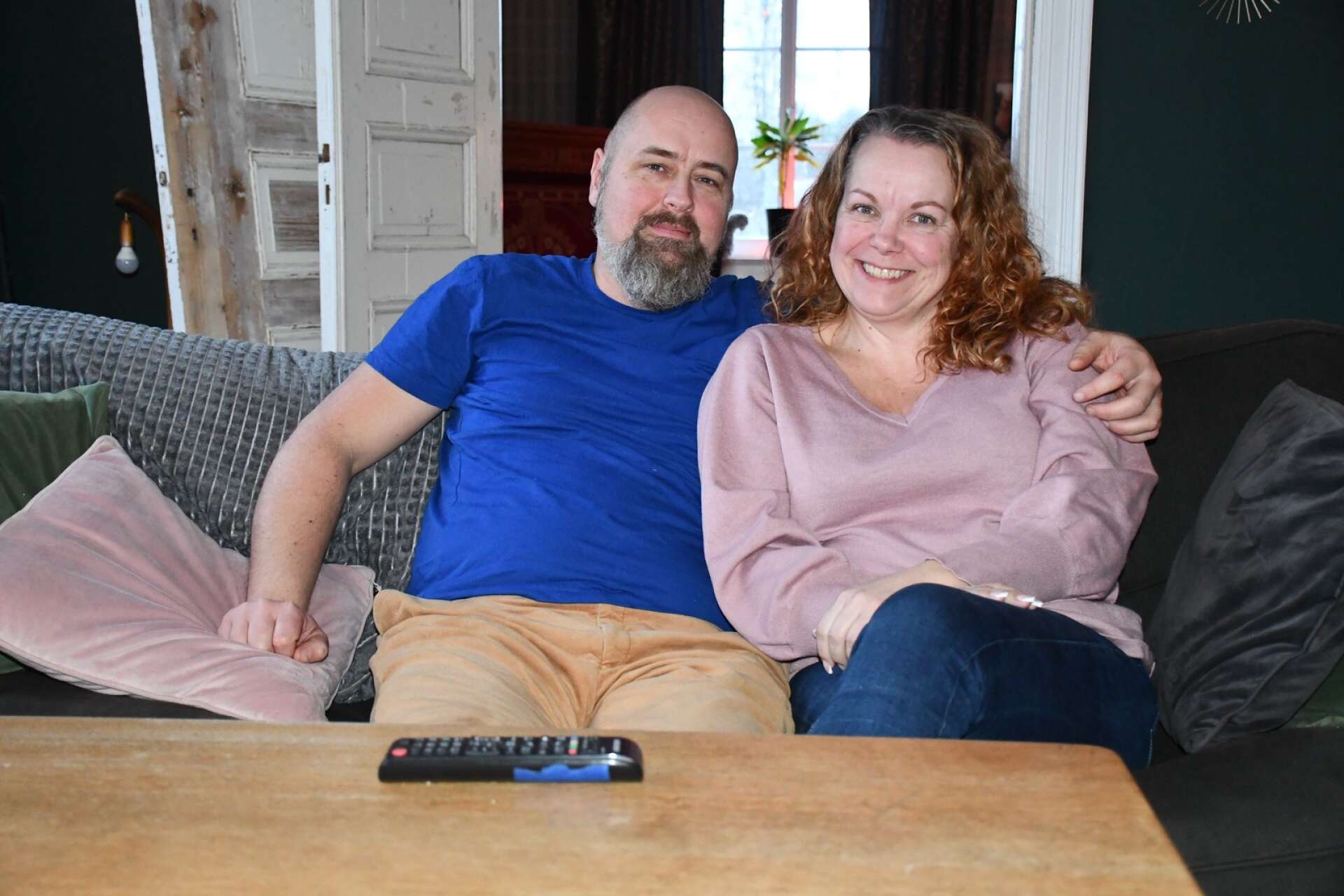 Erik Axelson och Eva-Lena Olofsson i soffan hemma i Södra Ås. 