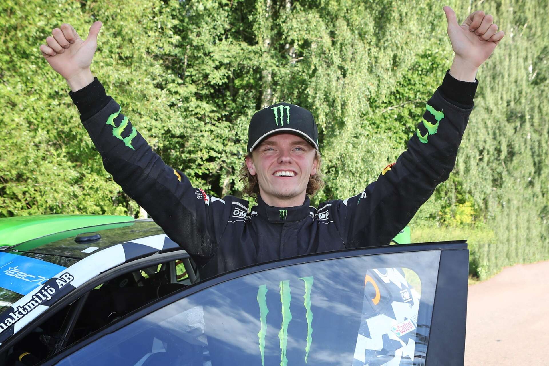 Oliver Solberg jublar över triumfen i första upplagan av EM-rallyt på hemmaplan i Värmland.