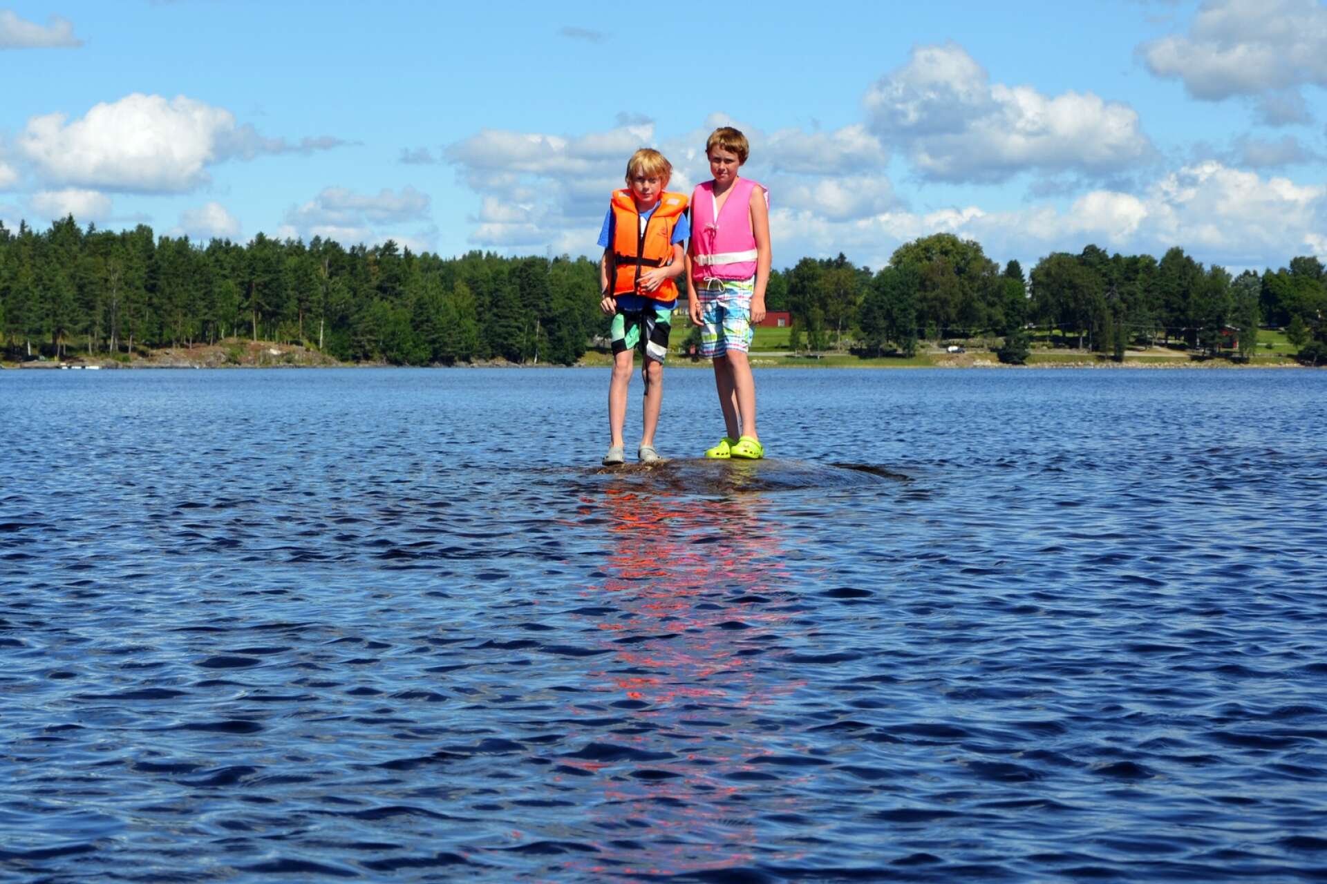 Linus och Lukas Jonsson från Årjäng är ute på sjön Foxen. &quot;Halla&quot; i Västra Fågelvik syns i bakgrunden. Arkivbild.