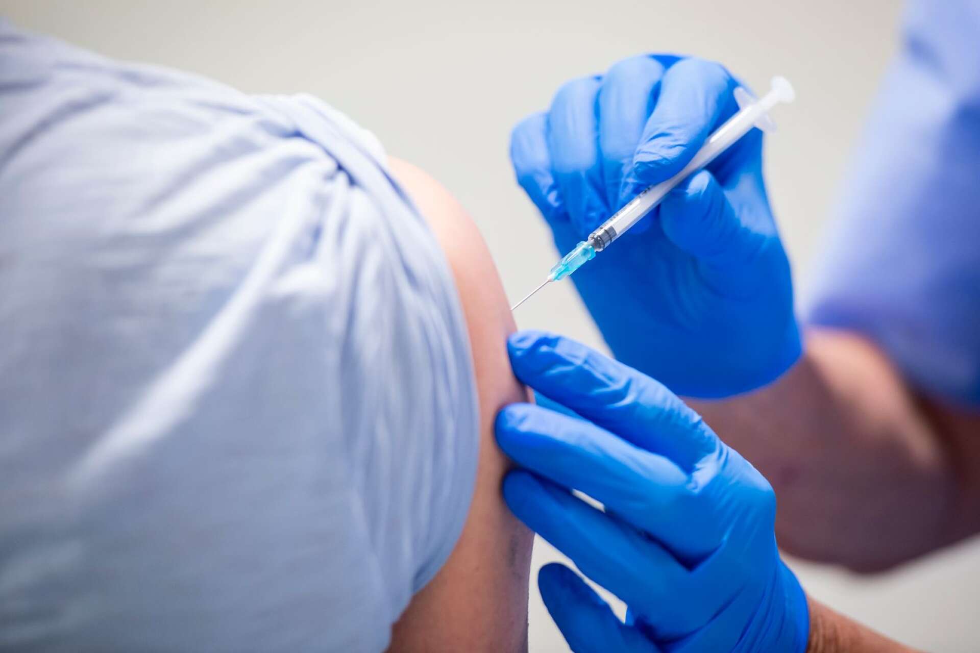 En legitimerad sjuksköterska i norra Dalsland anmäls till Inspektionen för vård och omsorg, IVO, för att vara öppet kritisk mot coronavaccinerna.