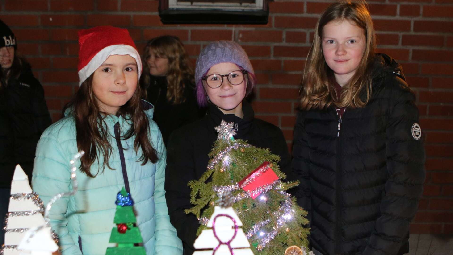 Maja, Elwira och Asandra i klass 4B hade målat och pyntat julgranar i trä. 