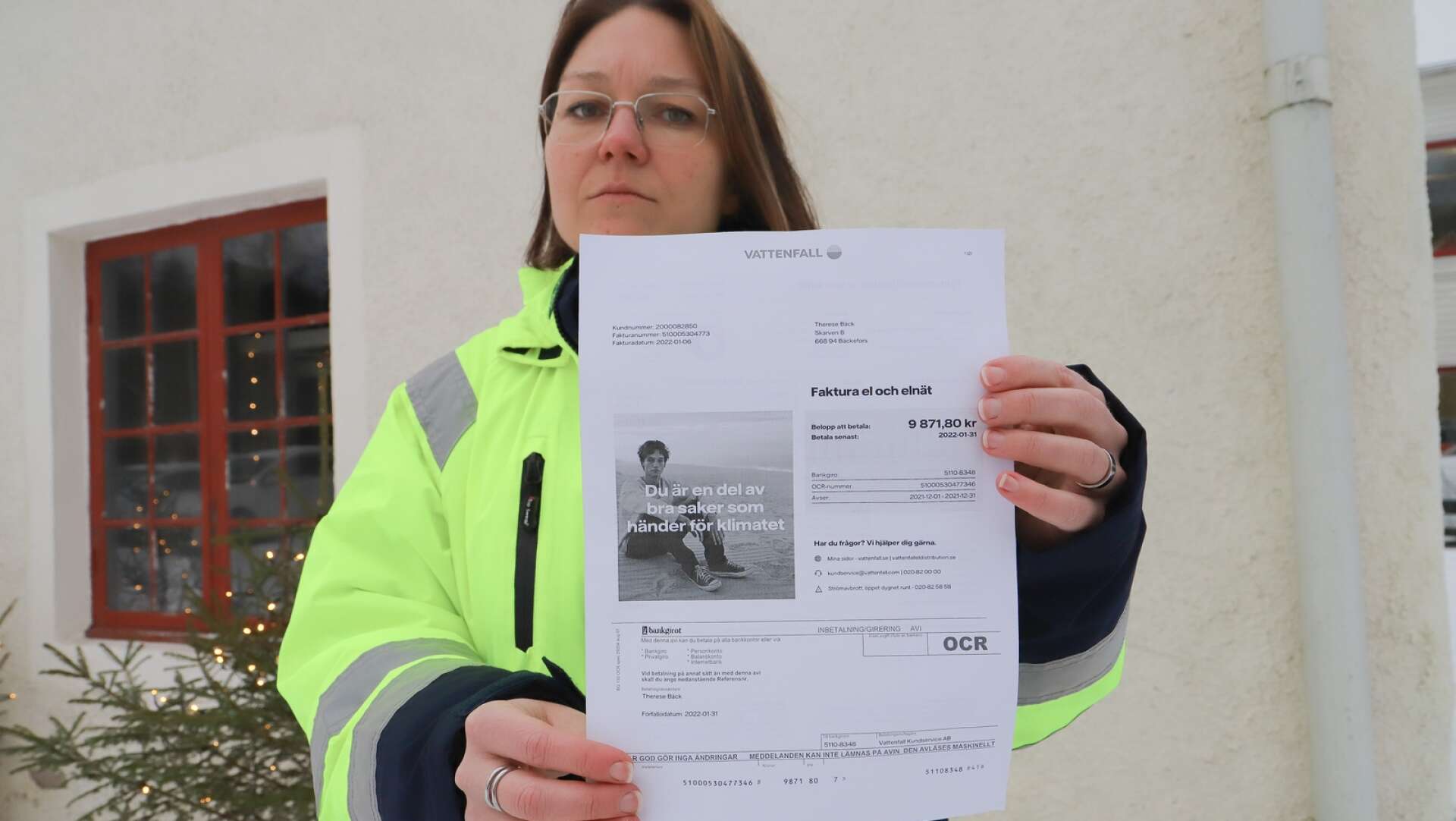 Therese Bäck och hennes sambo i Bäckefors får ta till sparkontot för att betala den kraftigt höjda elräkningen som damp ner för december månad.