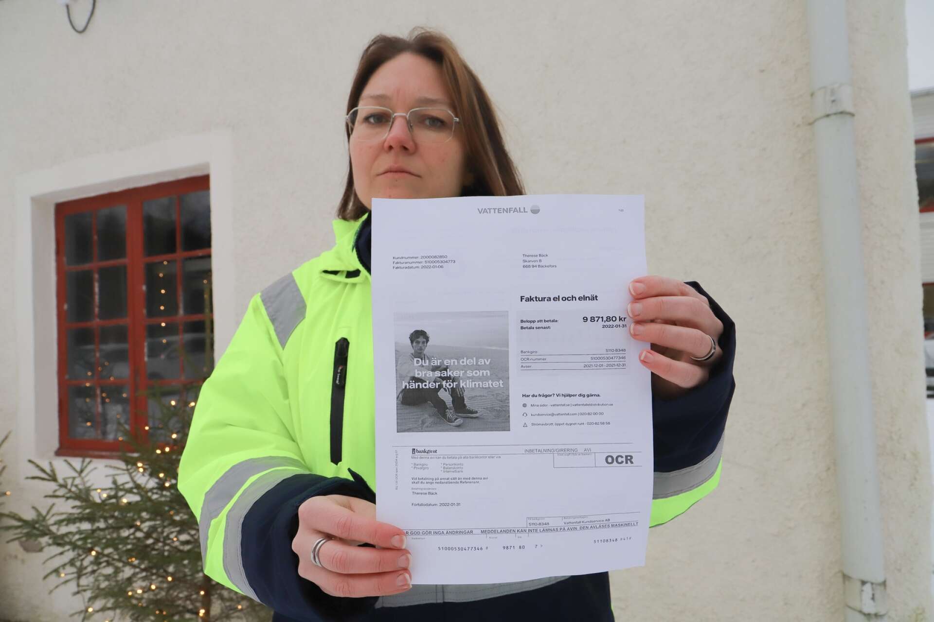 Therese Bäck visar upp elräkningen för december månad. Den landade på 9 871 kronor.
