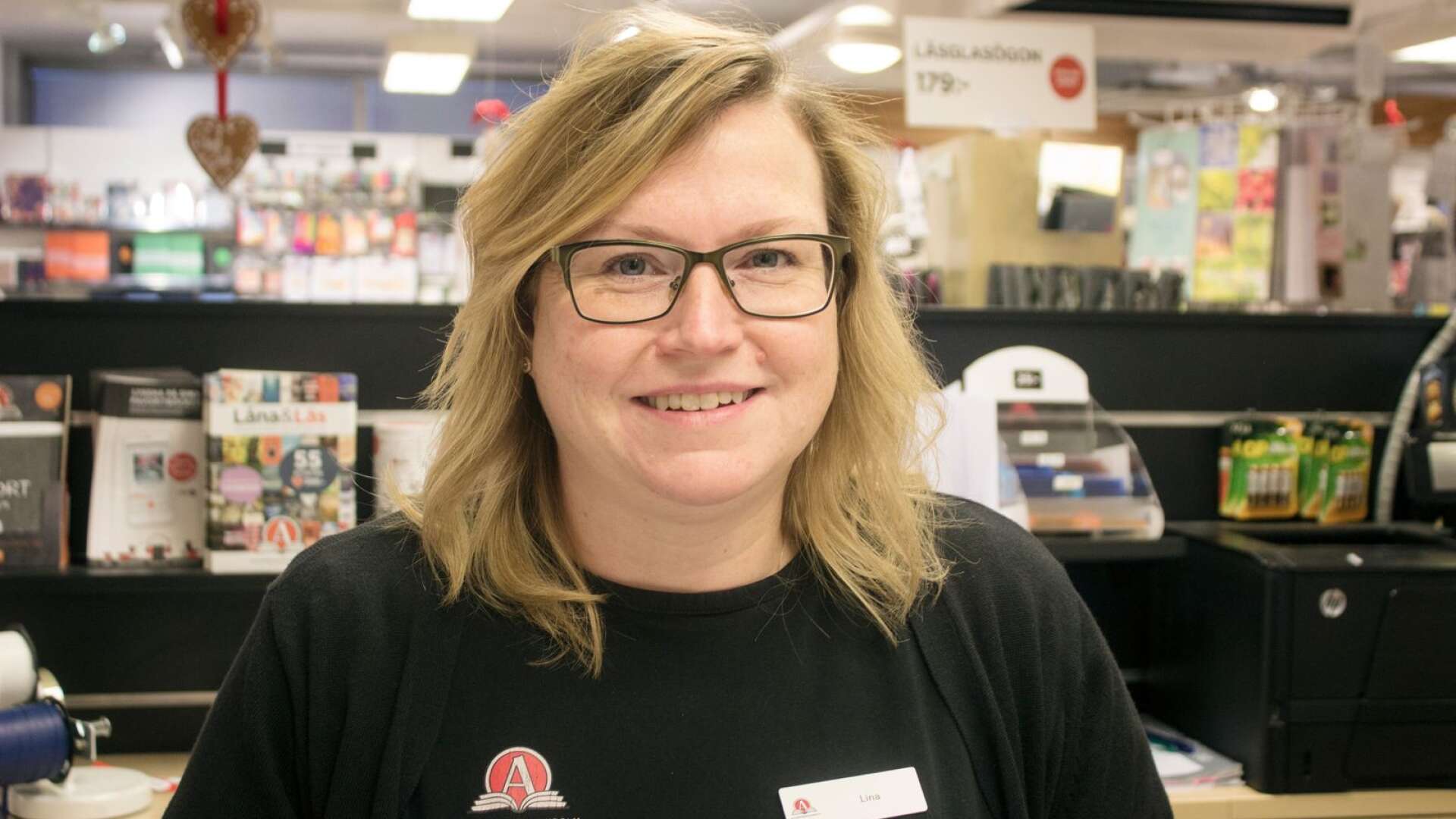Lina Brunzell, butikschef på Akademibokhandeln i Karlskoga tycker att många av de nya orden är “onödiga”.