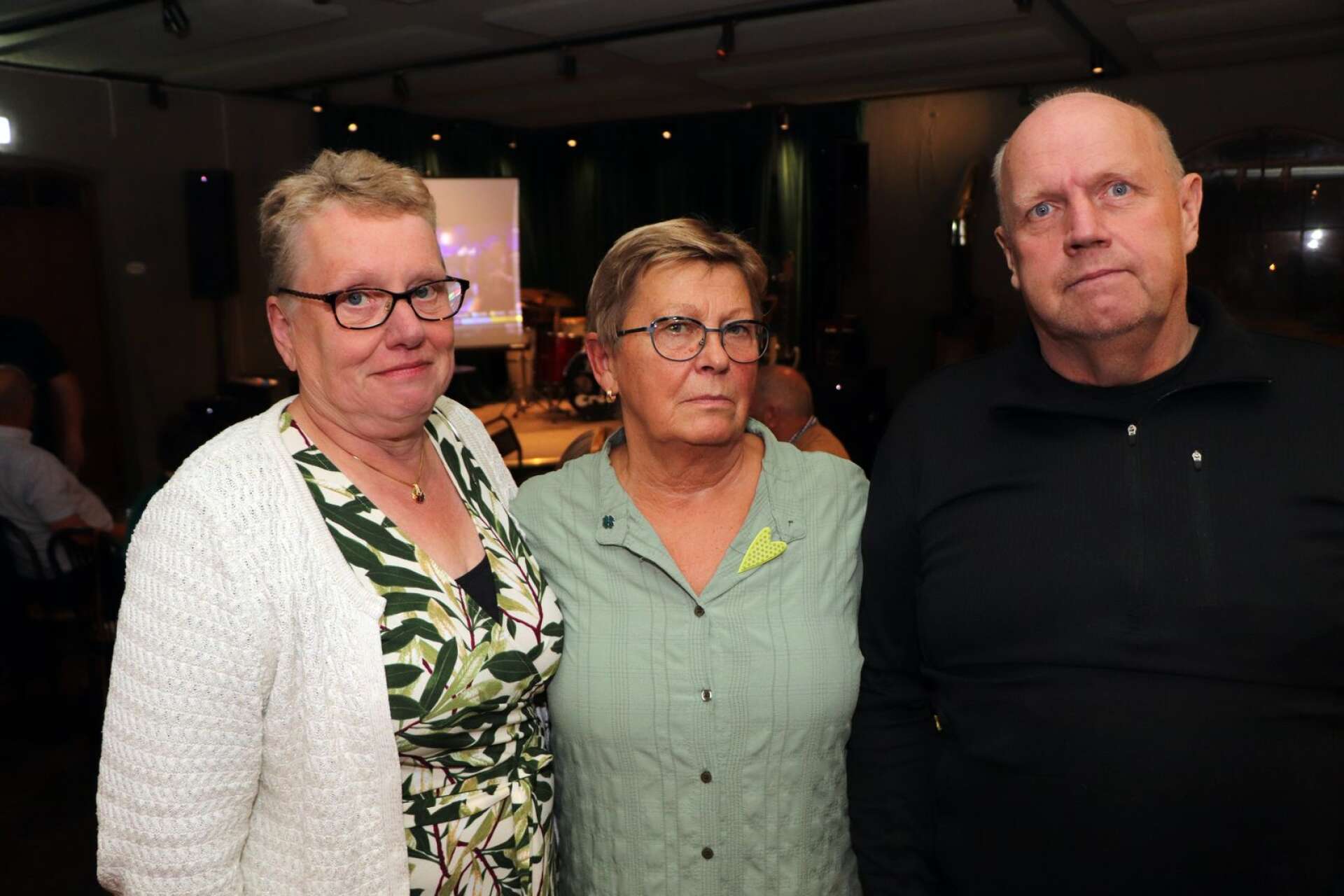 Centerpartiet ser ut att mista ett mandat. Stämningen var blandad på valvakan. I mitten står förstanamnet Linnea Hultmark flankerad av Berit Henriksson och Per-Erik Sondell. 